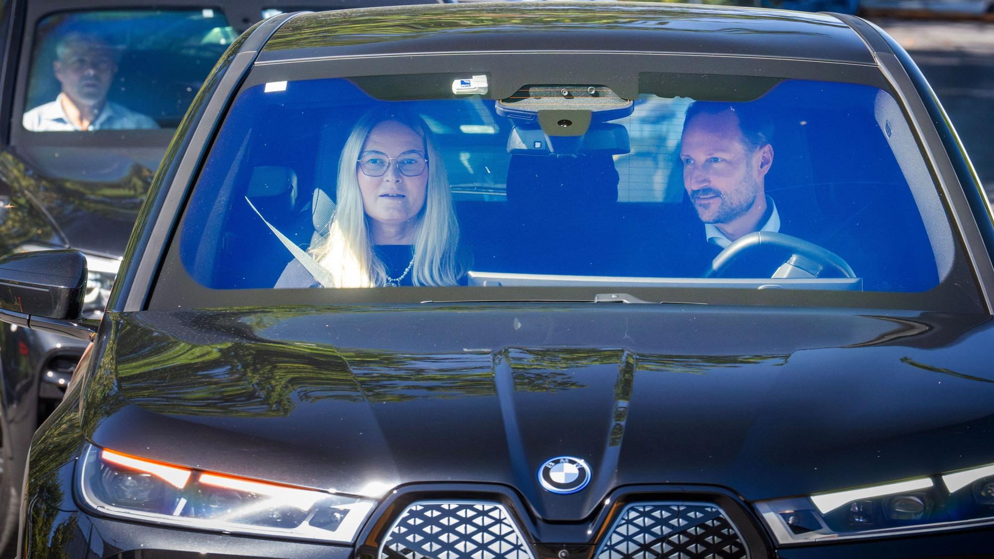 Haakon und Mette-Marit verlassen am Tag ihrer Silberhochzeit das Rikshospitalet, wo König Harald V. bis zu seinem Tode behandelt wurde.