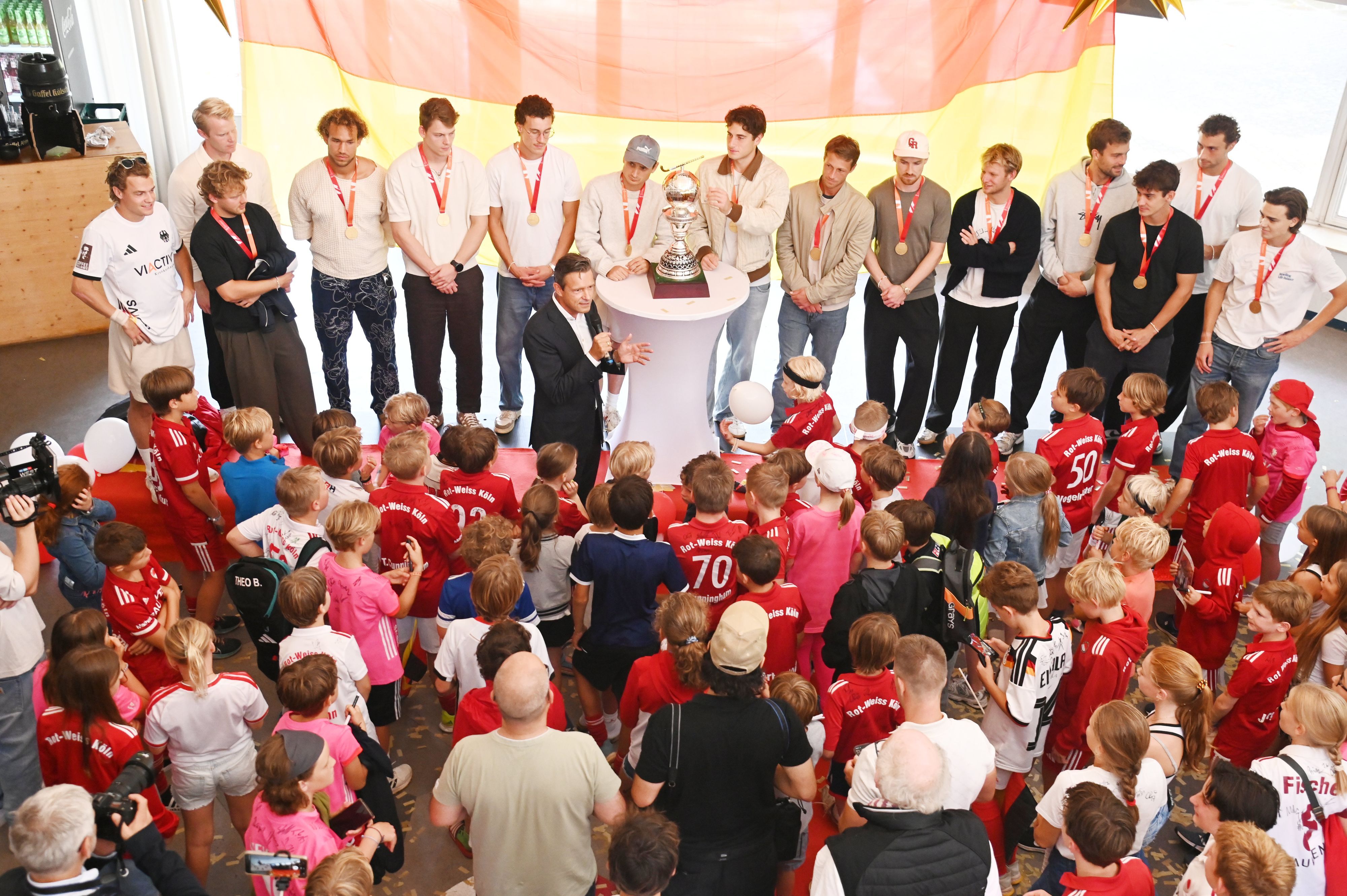 RW-Präsident Stefan Seitz ehrt die Kölner Hockey-Weltmeister im Klubhaus.