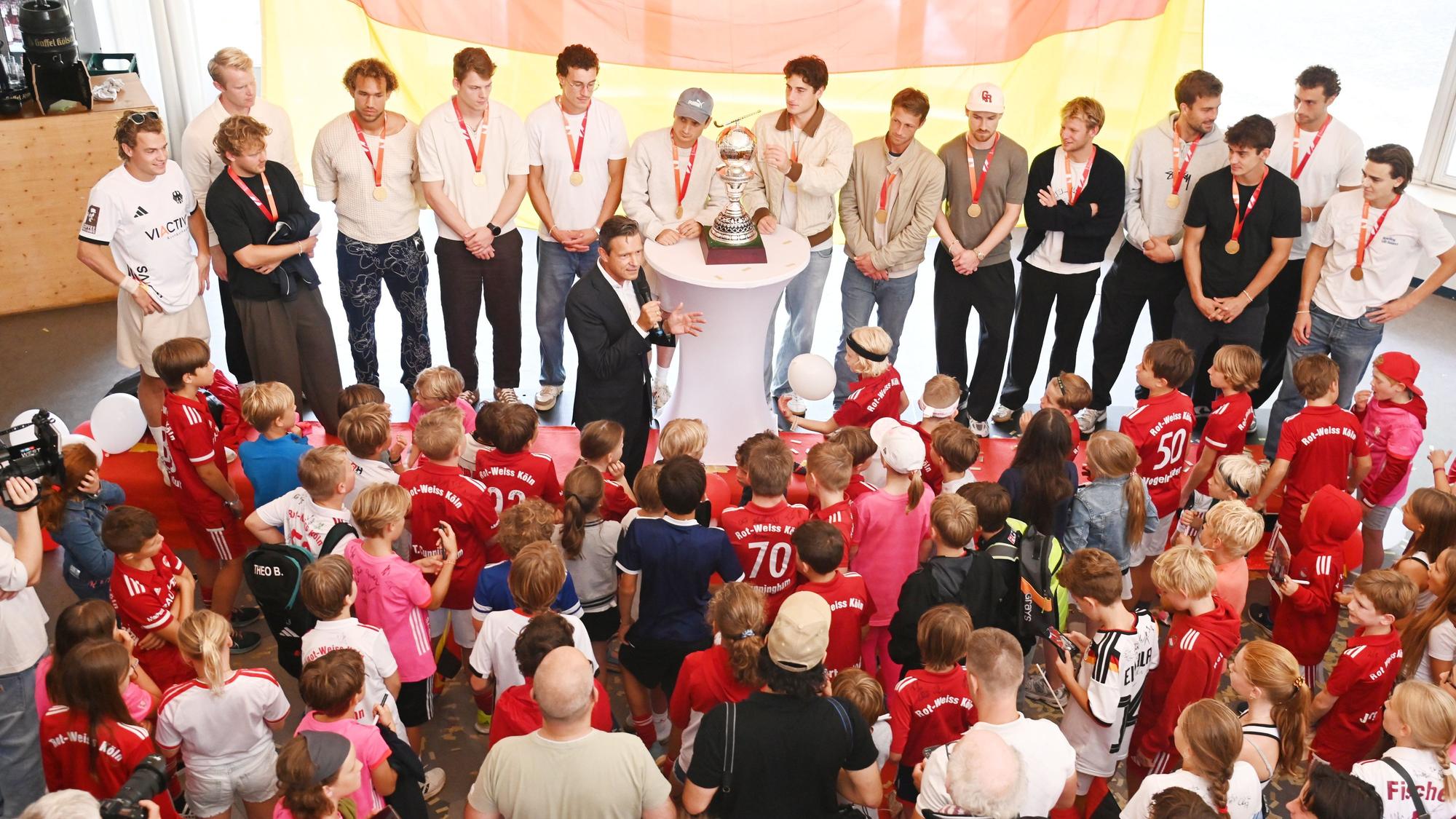 RW-Präsident Stefan Seitz ehrt die Kölner Hockey-Weltmeister im Klubhaus.