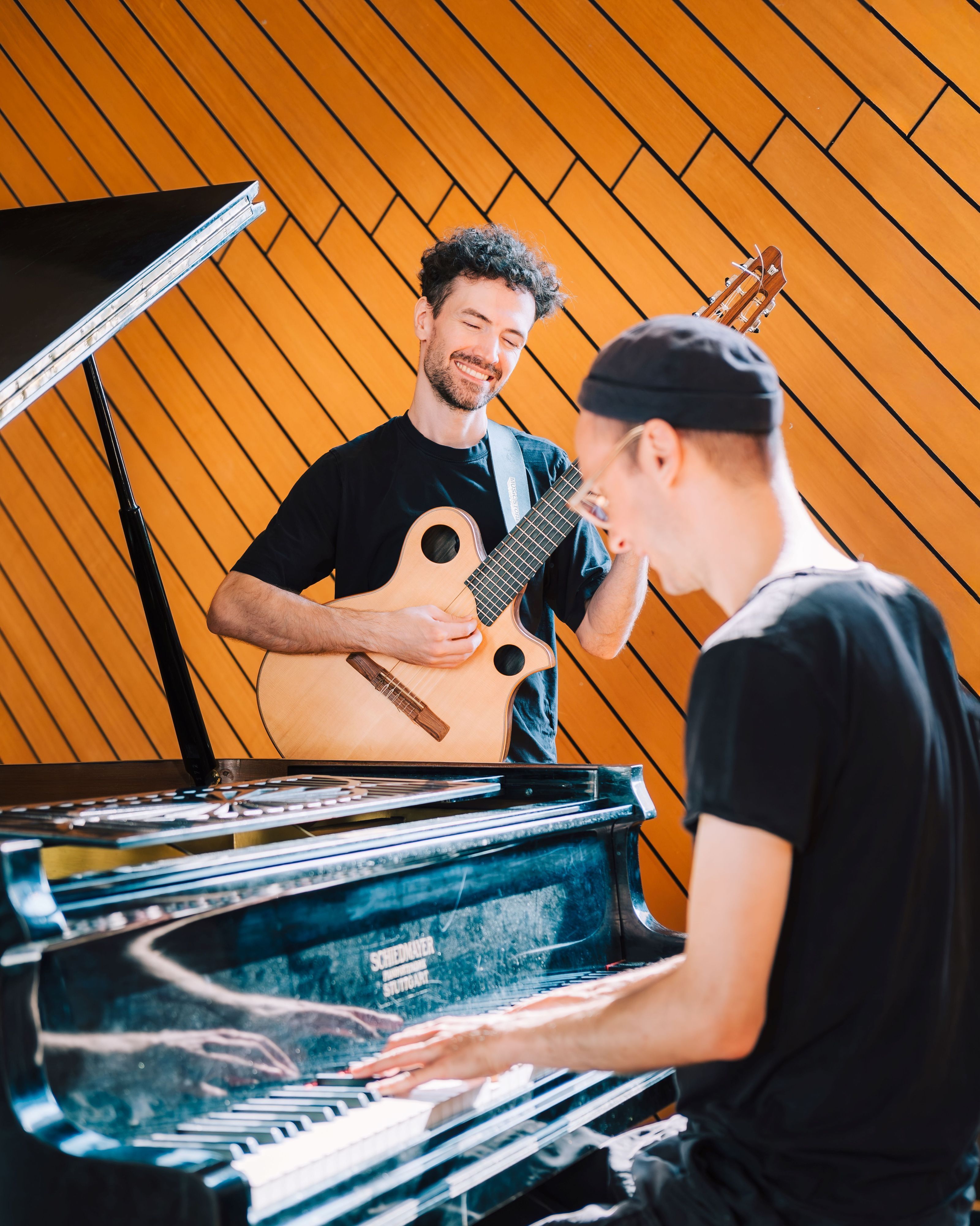 Luis Weiß am Klavier und Ian Griffiths an der Gitarre