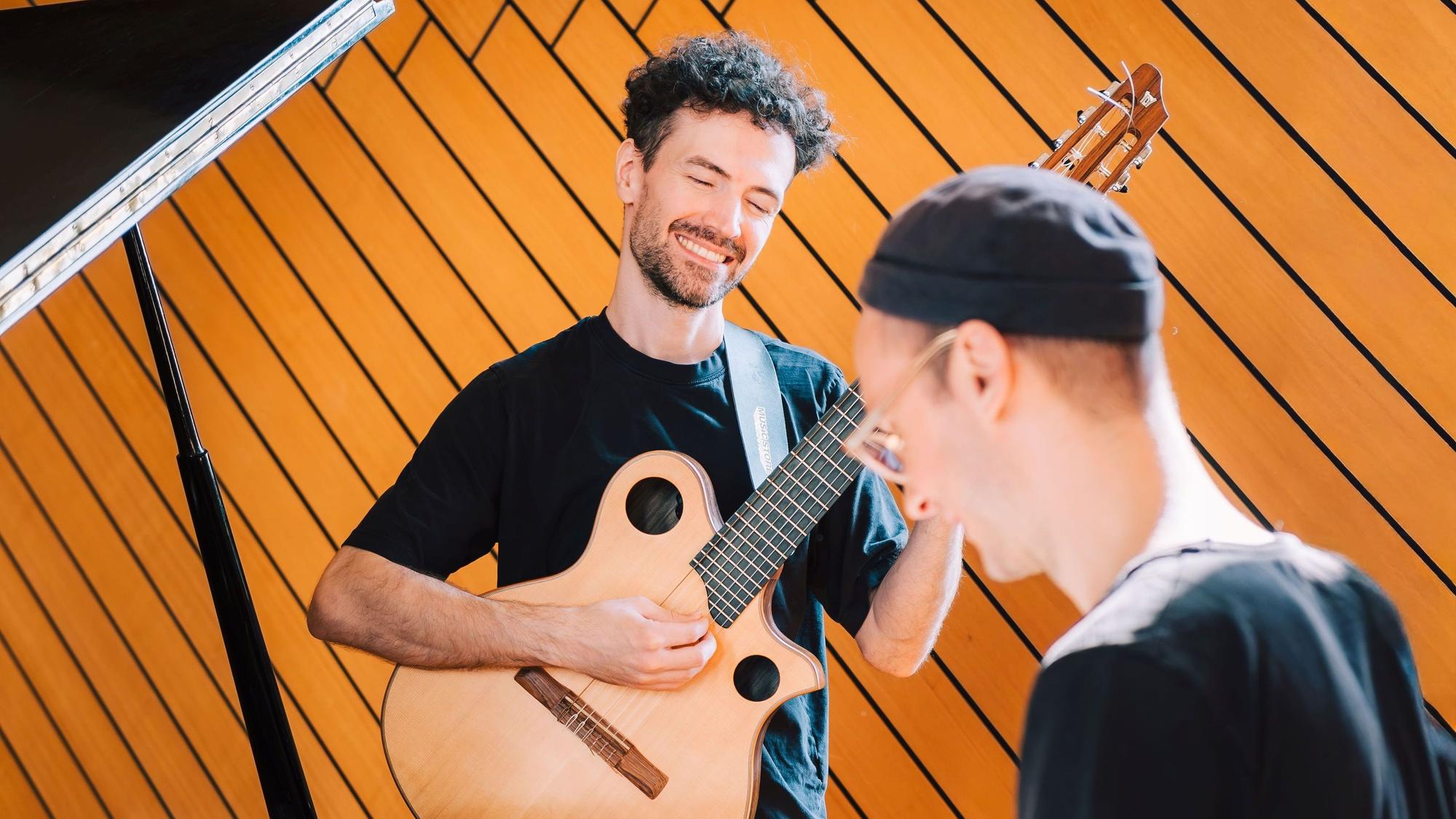 Luis Weiß am Klavier und Ian Griffiths an der Gitarre
