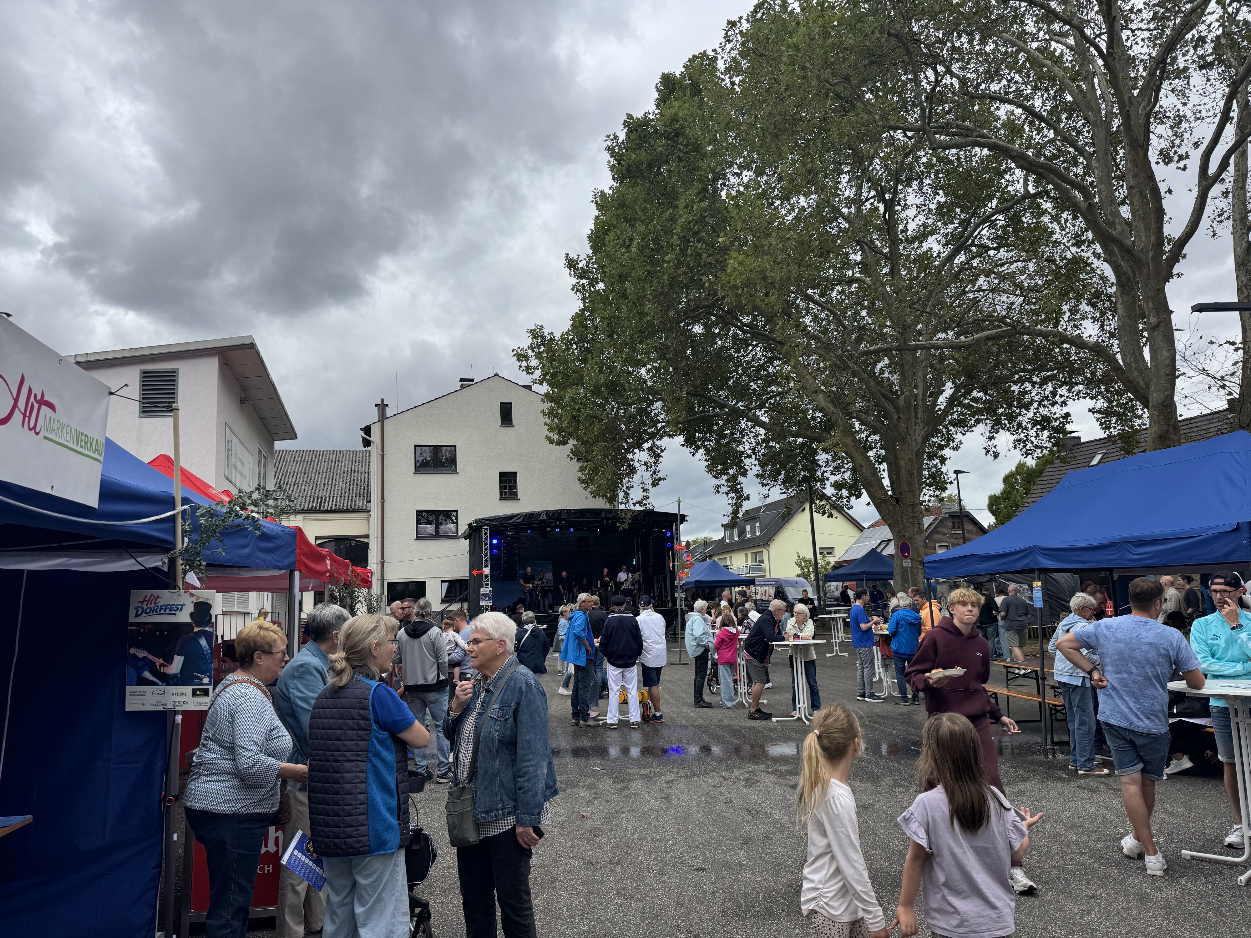Trotz des nicht allzu sommerlichen Wetters war das Hitdorfer Sommerfest gut besucht.