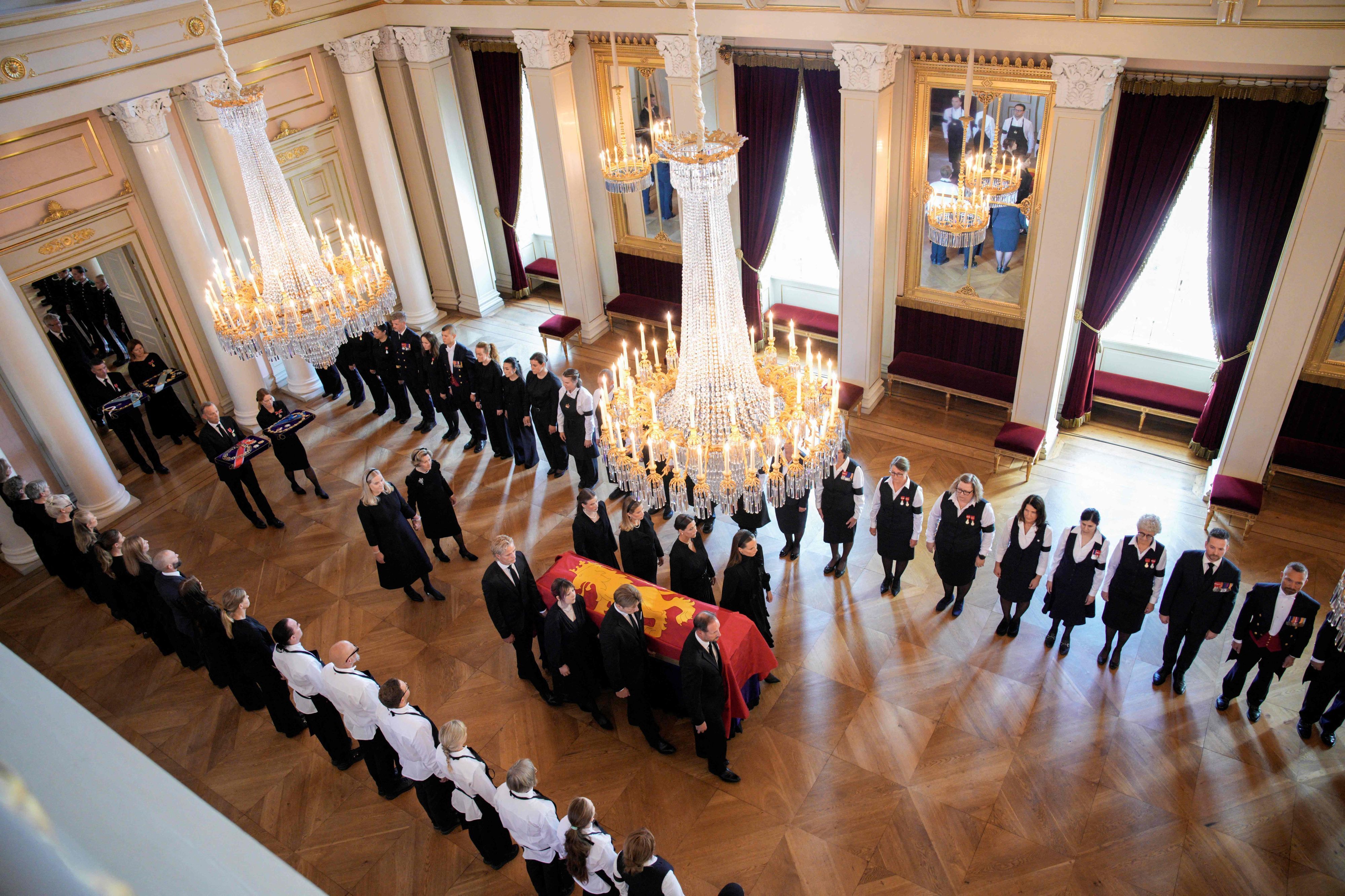 Royals tragen den Sarg.