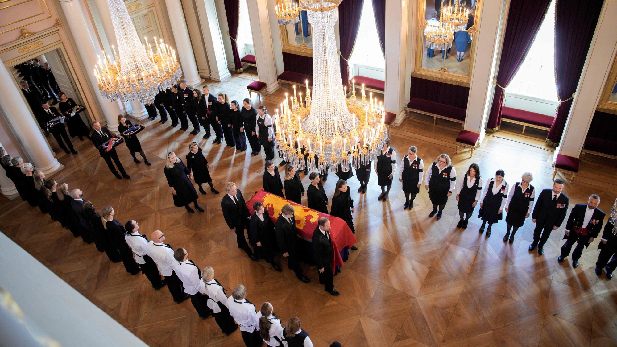 Royals tragen den Sarg.