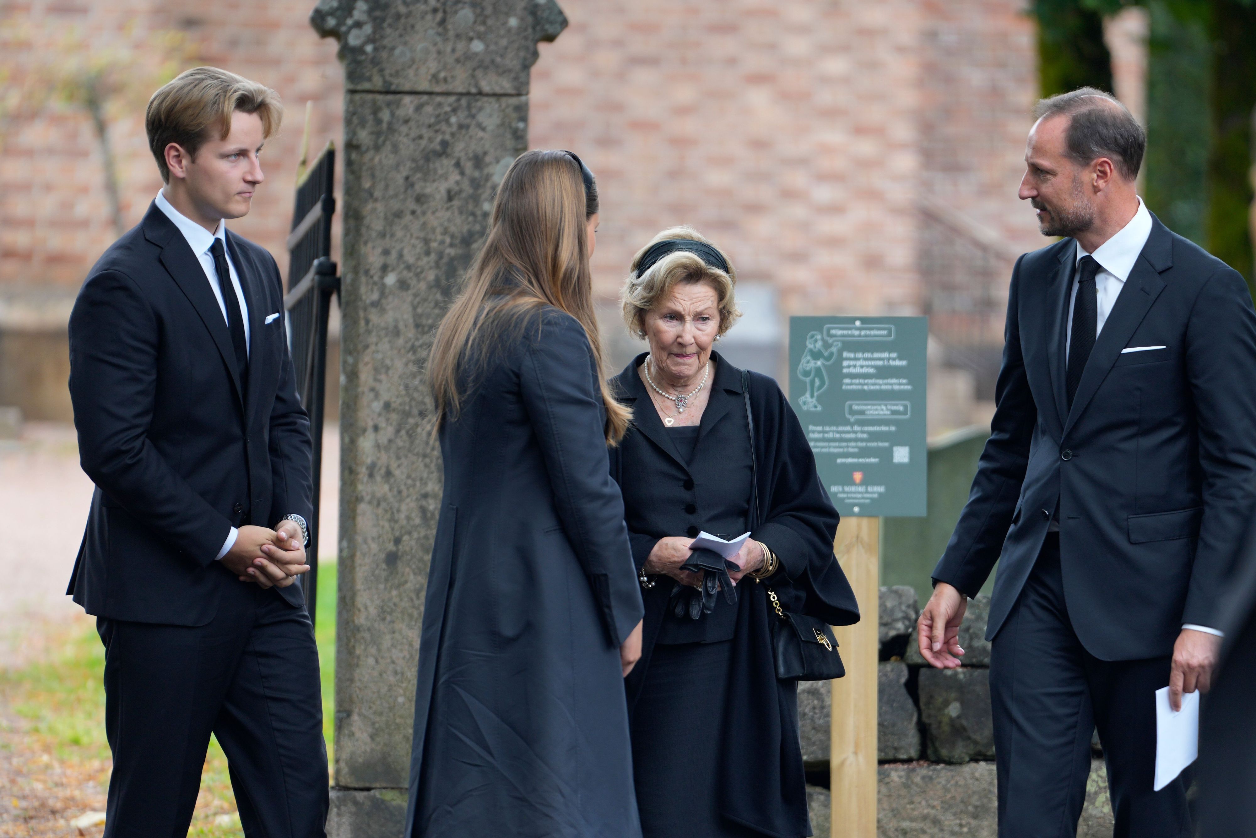 König Haakon (r-l), Königin Sonja, Kronprinzessin Mette-Marit und Prinz Sverre Magnus nach der Trauerfeier für König Harald in der Kirche von Asker.