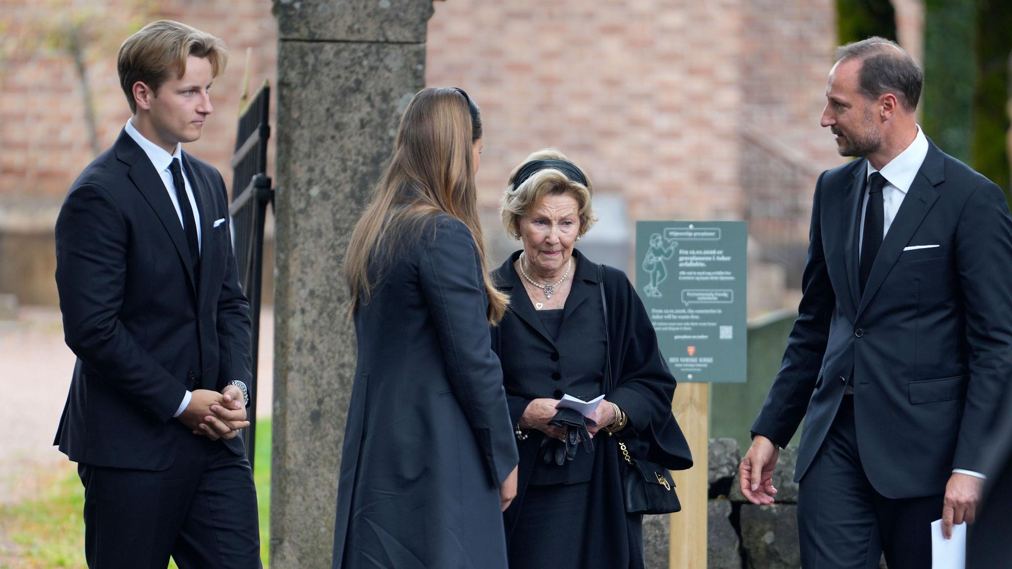 König Haakon (r-l), Königin Sonja, Kronprinzessin Mette-Marit und Prinz Sverre Magnus nach der Trauerfeier für König Harald in der Kirche von Asker.