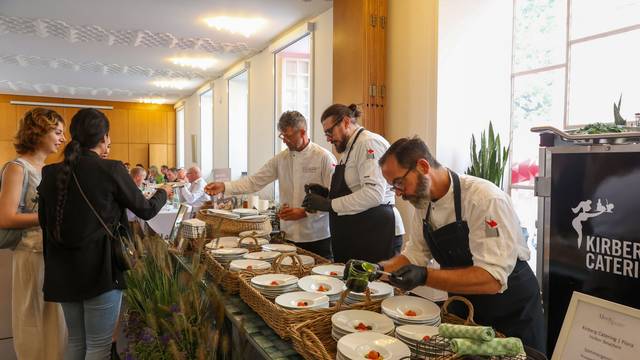 Das Team von Kirberg Catering servierte Sommergemüse mit Knusperfladen und Ayran.