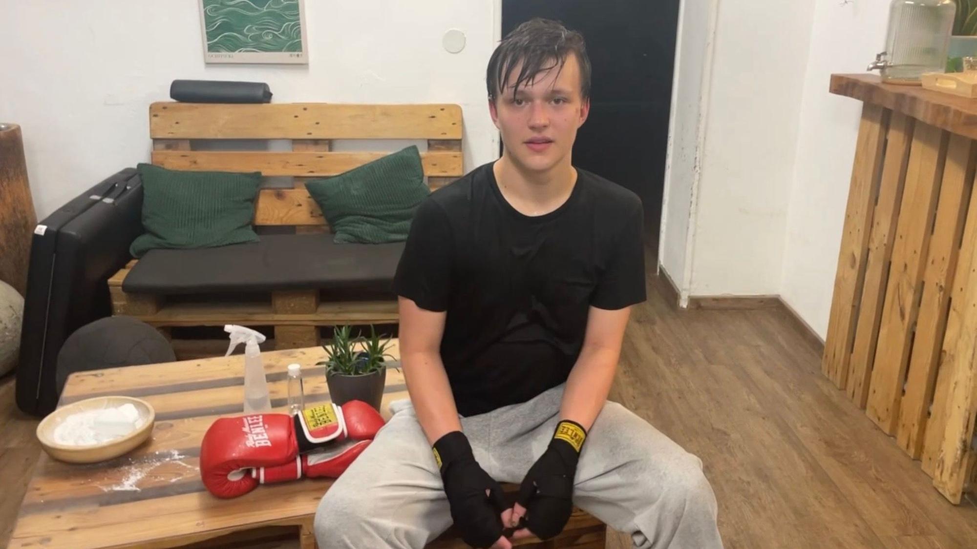 Der Deutsche Schachboxmeister Birk Fischer (Elo etwa 1700) an seinem 18. Geburtstag nach dem Training.