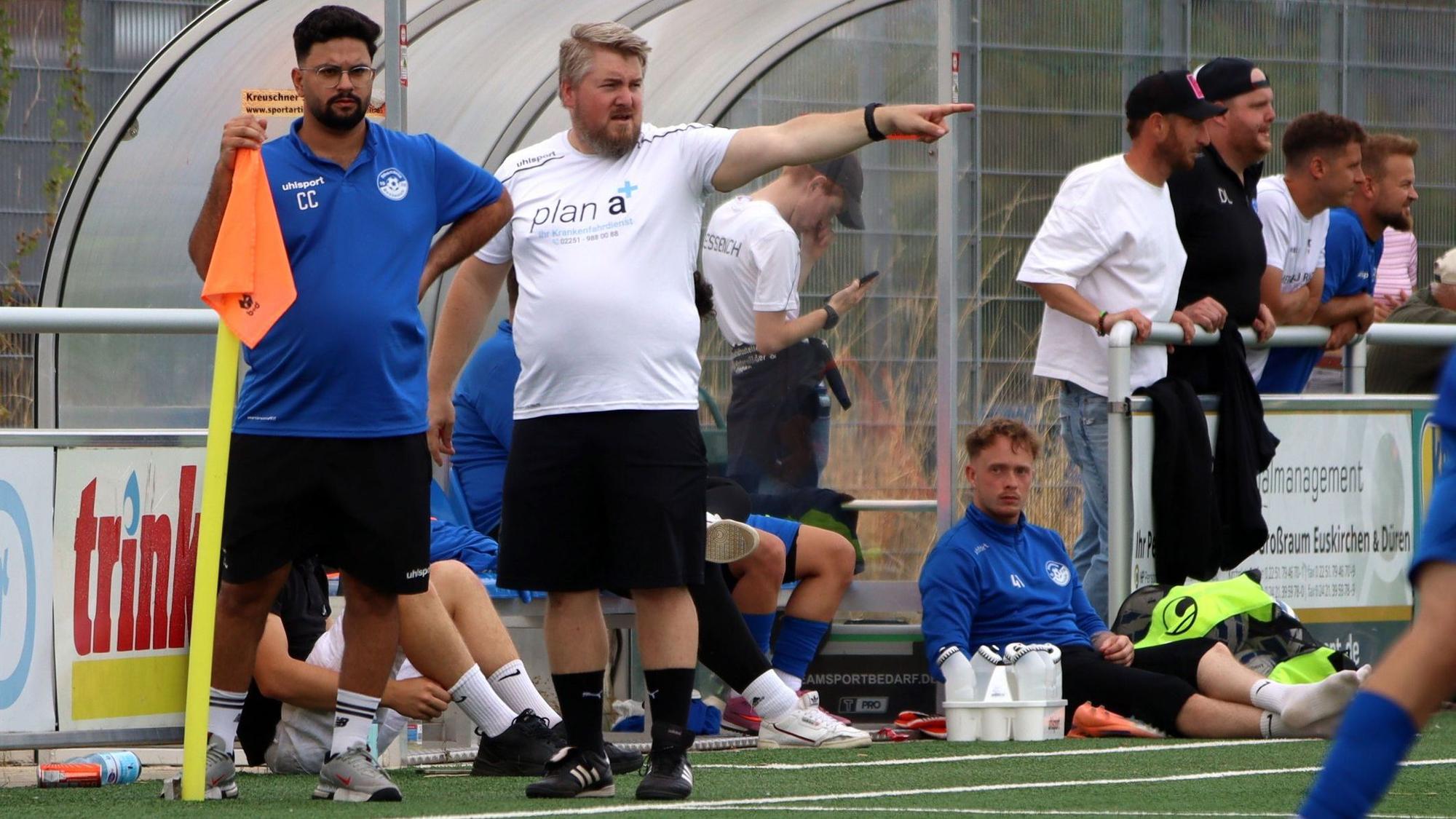 Die Trainer des SV Bessenich, Can Celik und Thorsten Lewin, schauen aufs Spielfeld.