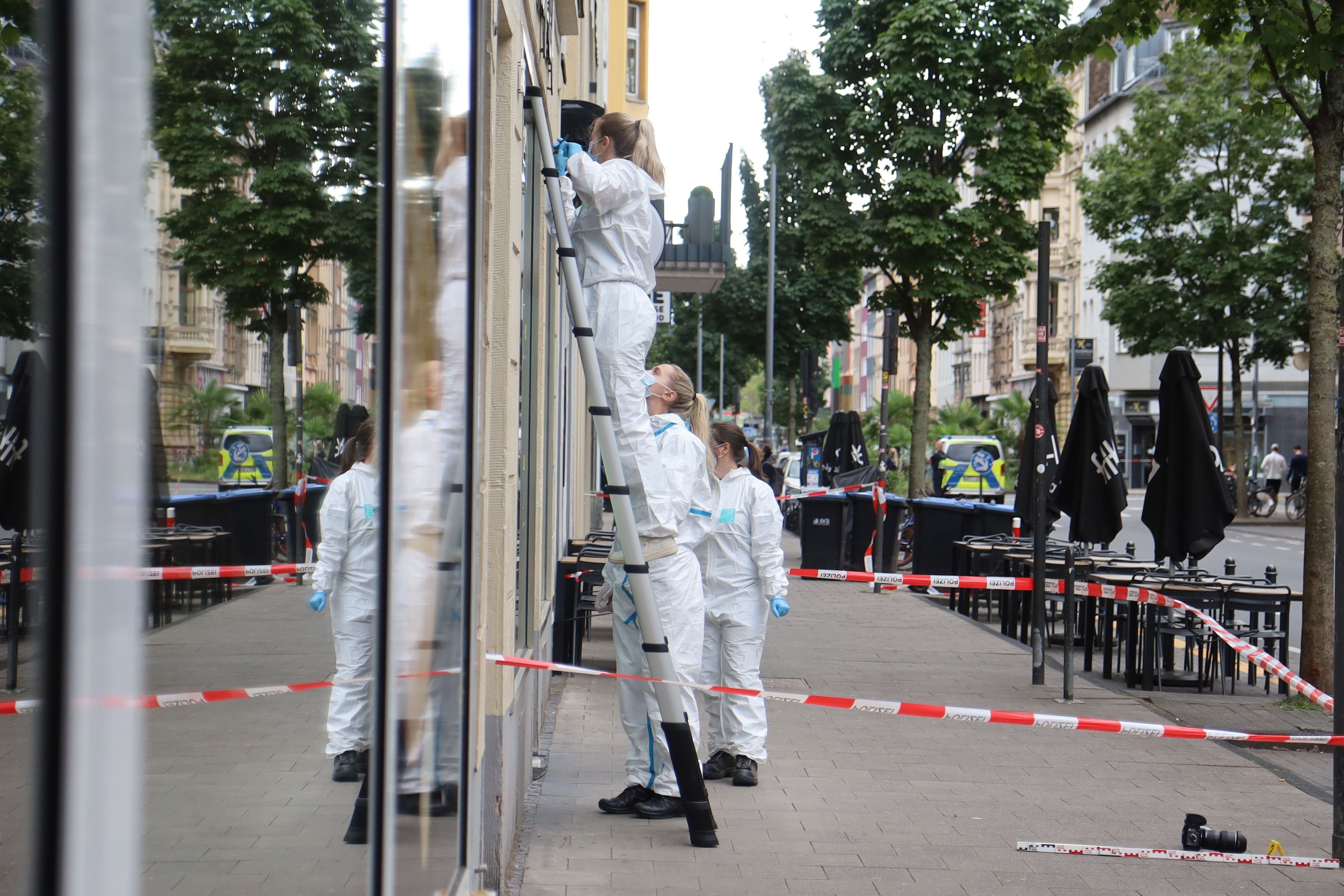 Spurensicherung an einem Café auf der Bonner Straße in Köln, auf das am Montag (31. August) Schüsse abgegeben wurden.