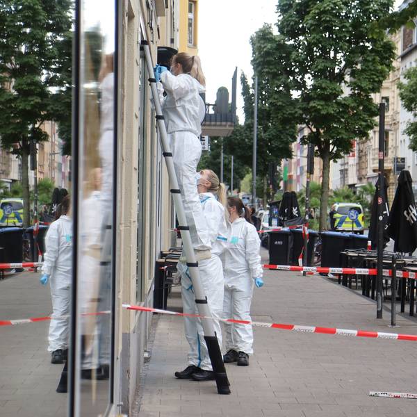 Spurensicherung an einem Café auf der Bonner Straße in Köln, auf das am Montag (31. August) Schüsse abgegeben wurden.