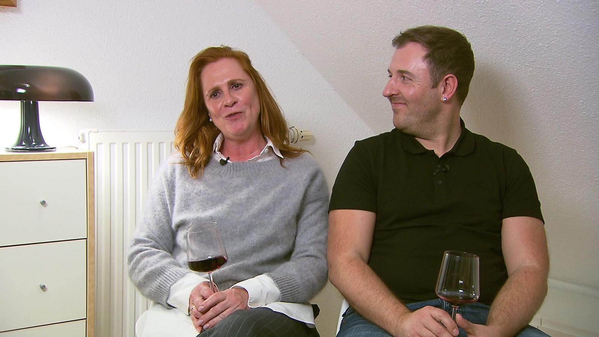 Der dicke Wollpulli wird Maike im Lauf des Abends noch zum Verhängnis.
(Bild: RTL)