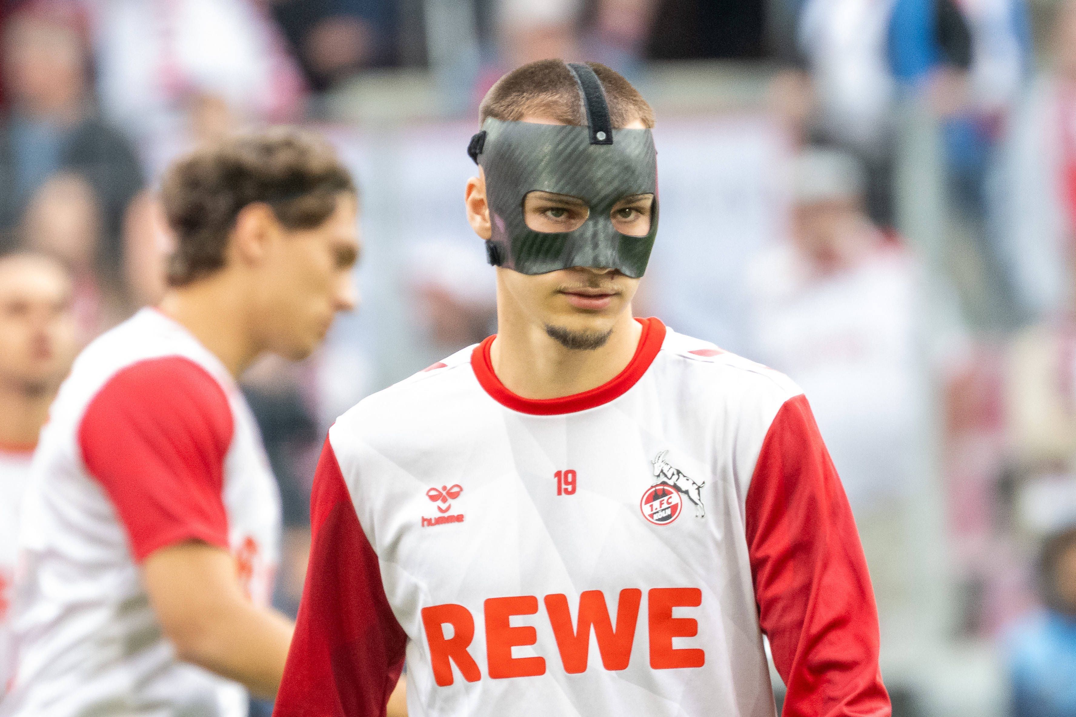Lemperle beim Aufwärmen vor dem Spiel mit einer Gesichtsmaske