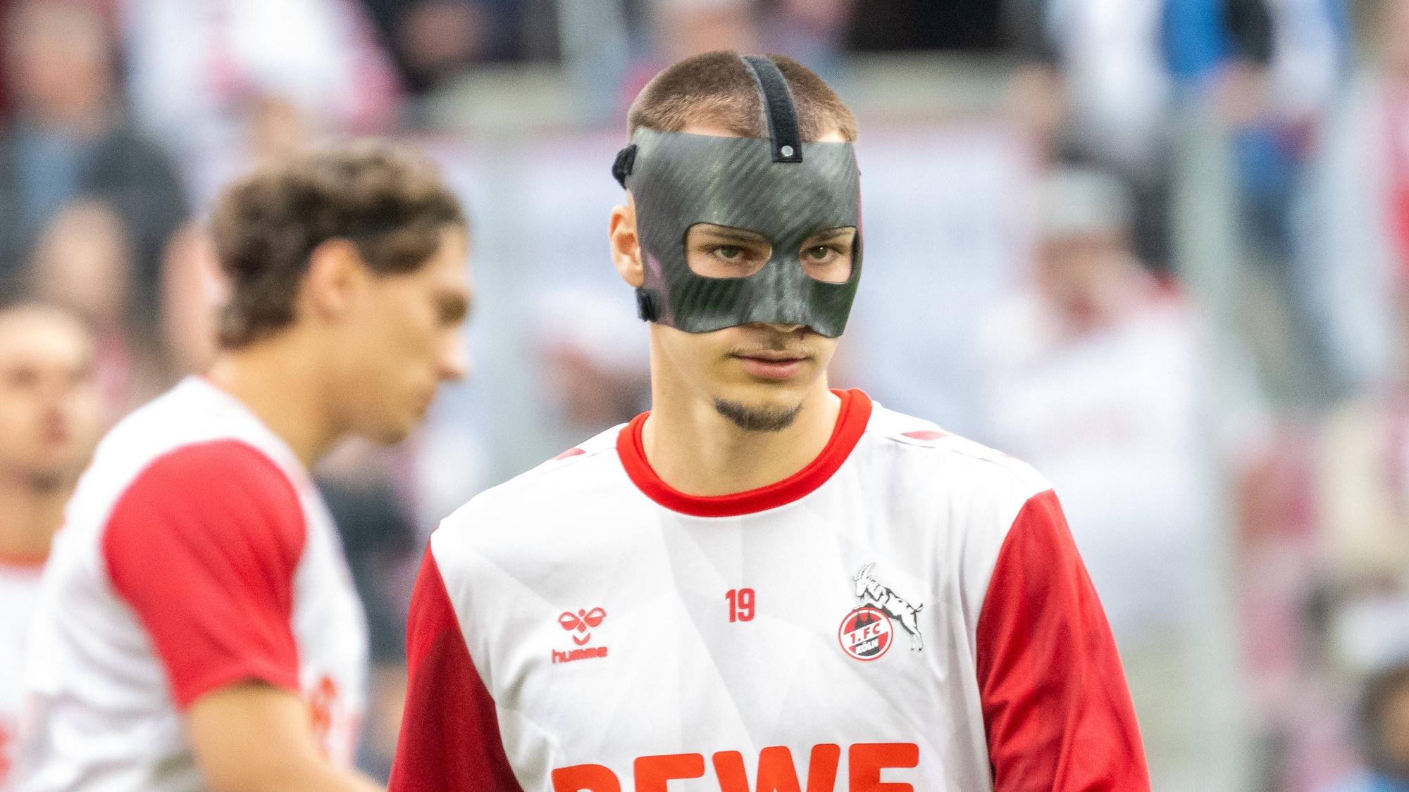 Lemperle beim Aufwärmen vor dem Spiel mit einer Gesichtsmaske
