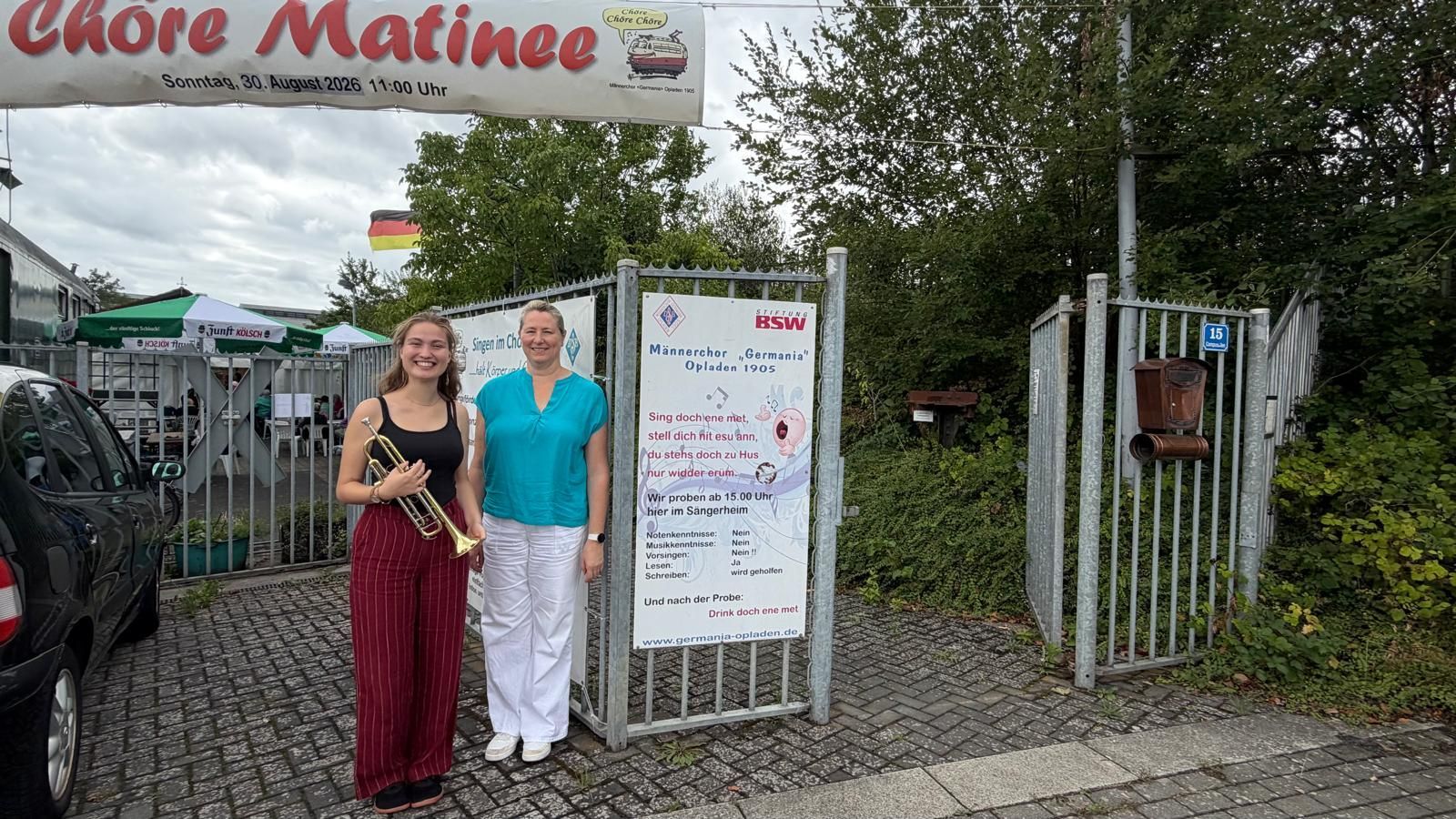 Musikerin Maike Bachhausen und Chorleiterin Susanne Richter bei der Chormatinee in Opladen.