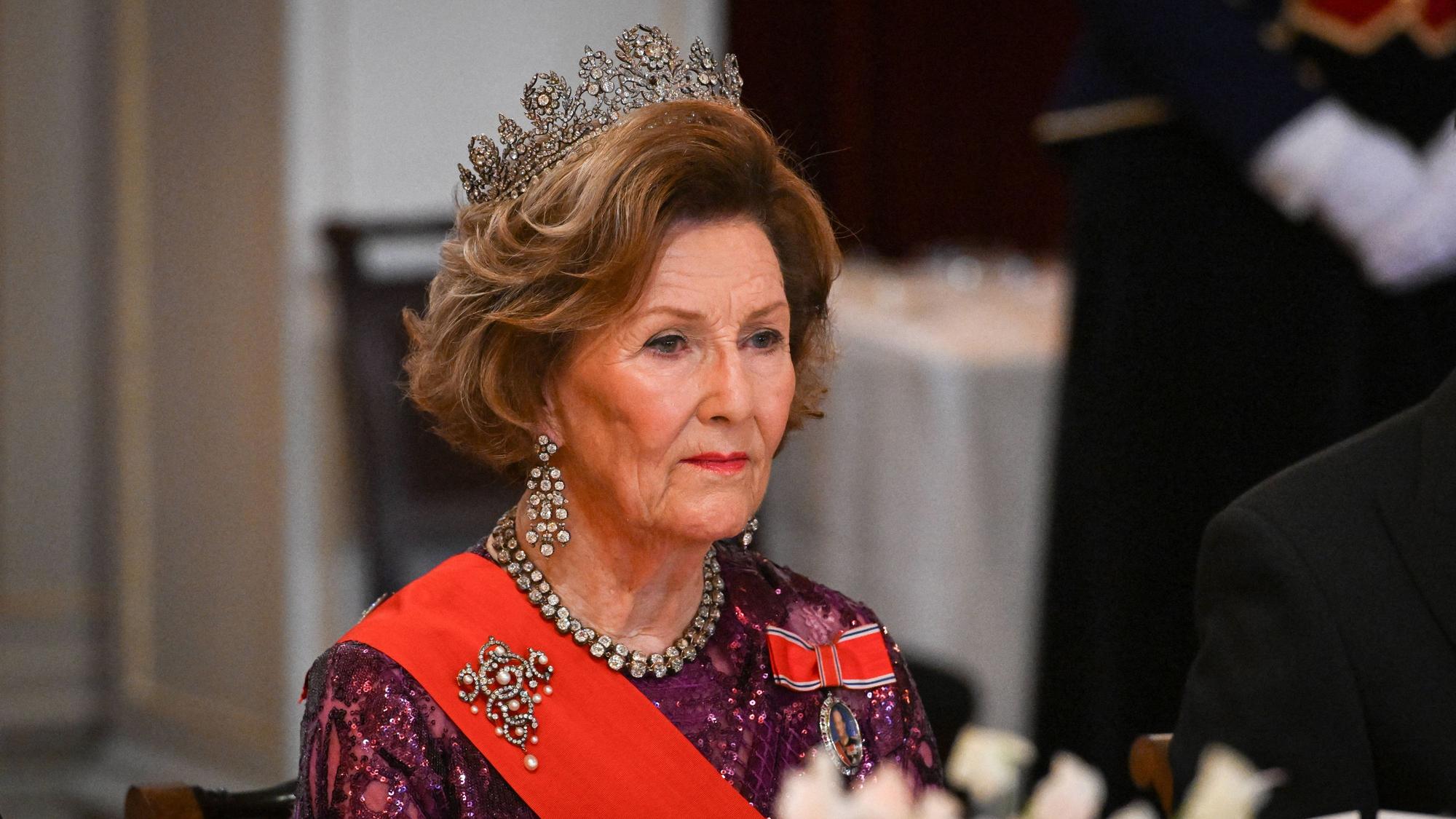 President Macron s Official Visit To Norway - Gala Dinner Queen Sonja of Norway during the gala dinner at the Royal Palace in Oslo on June 23, 2025, as part of the presidential state visit to Norway. Photo by Abdullah Firas/ABACAPRESS.COM Oslo Norway PUBLICATIONxNOTxINxFRAxUK Copyright: xAbdullahxFiras/ABACAx