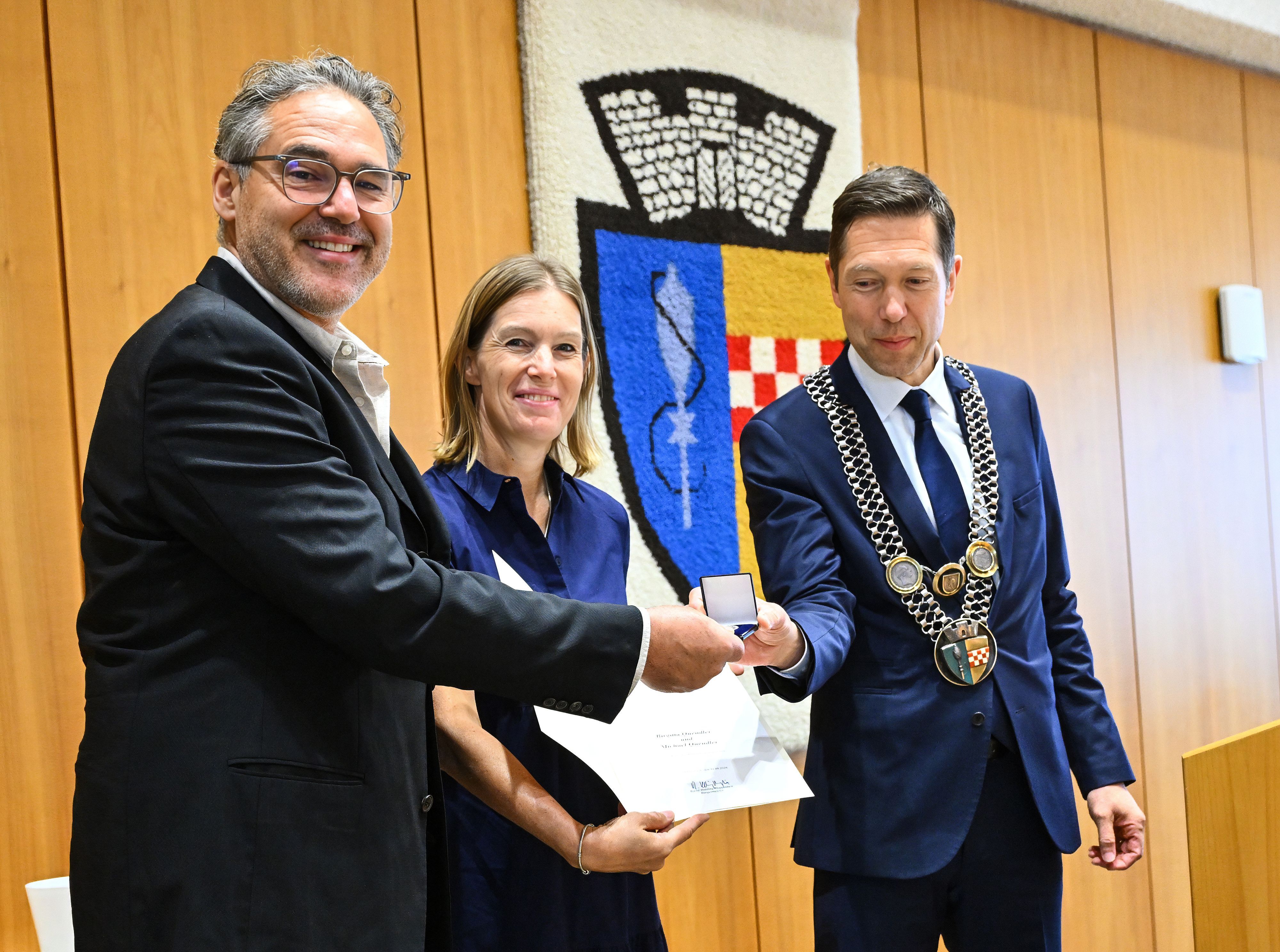Michael und Birgitta Quendler mit Bürgermeister Raoul Halding-Hoppenheit bei der Ehrung im Ratssaal.