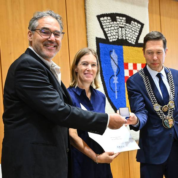 Michael und Birgitta Quendler mit Bürgermeister Raoul Halding-Hoppenheit bei der Ehrung im Ratssaal.