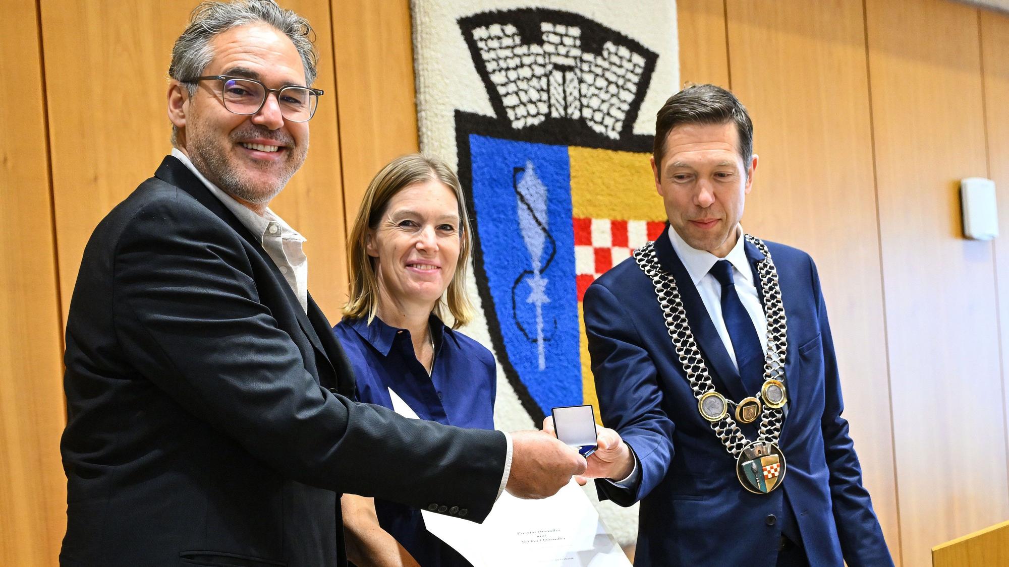 Michael und Birgitta Quendler mit Bürgermeister Raoul Halding-Hoppenheit bei der Ehrung im Ratssaal.