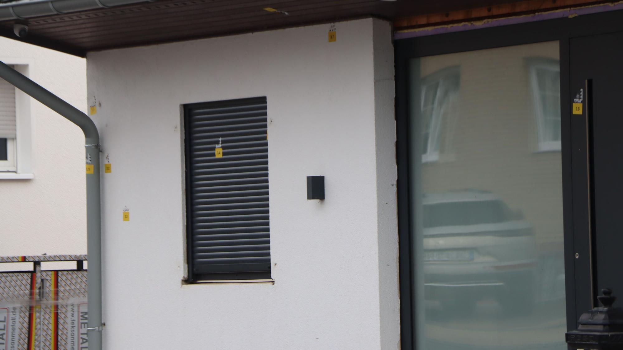 Die Schüsse schlugen auch in der Haustür und den Rollladen der Fenster ein.