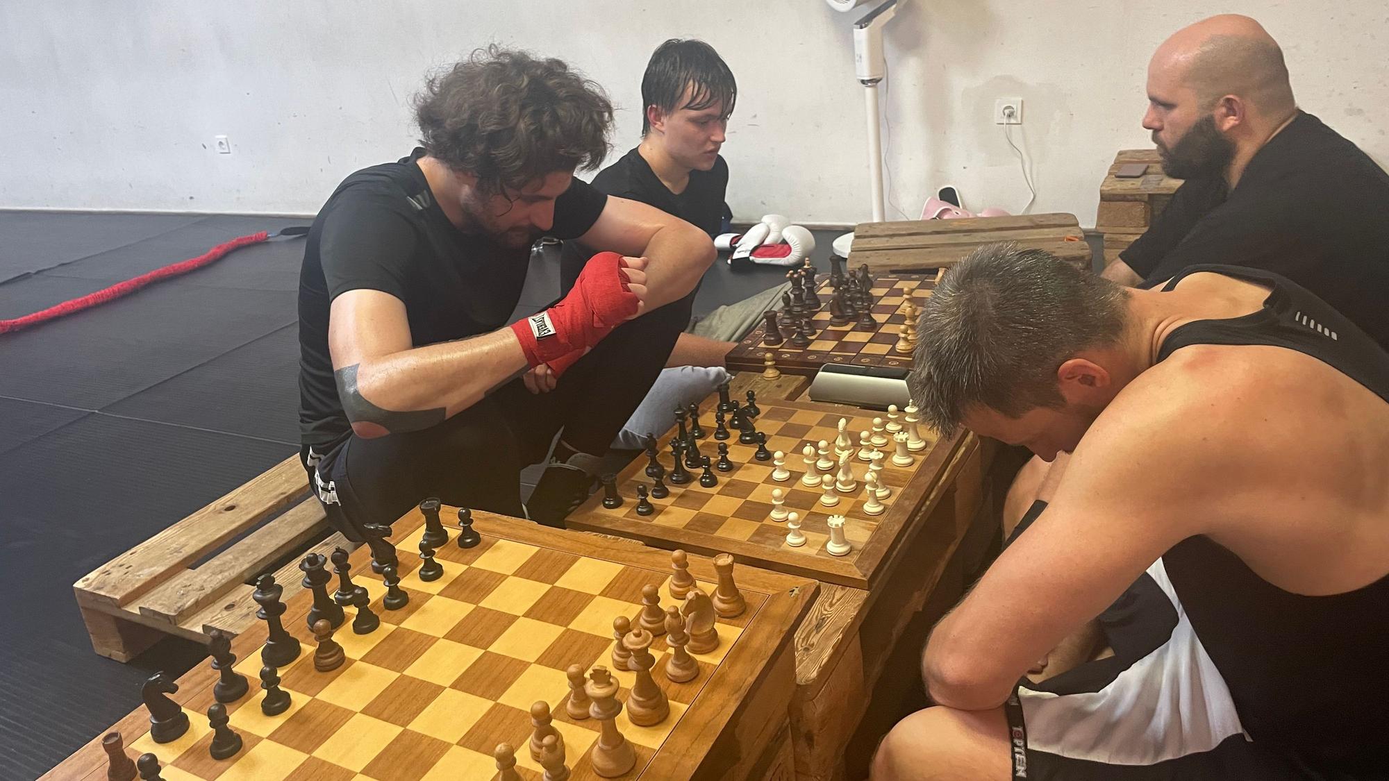 Gespielt wird Blitzschach, nach drei Minuten unterbrechen die Spieler die Partie und boxen.