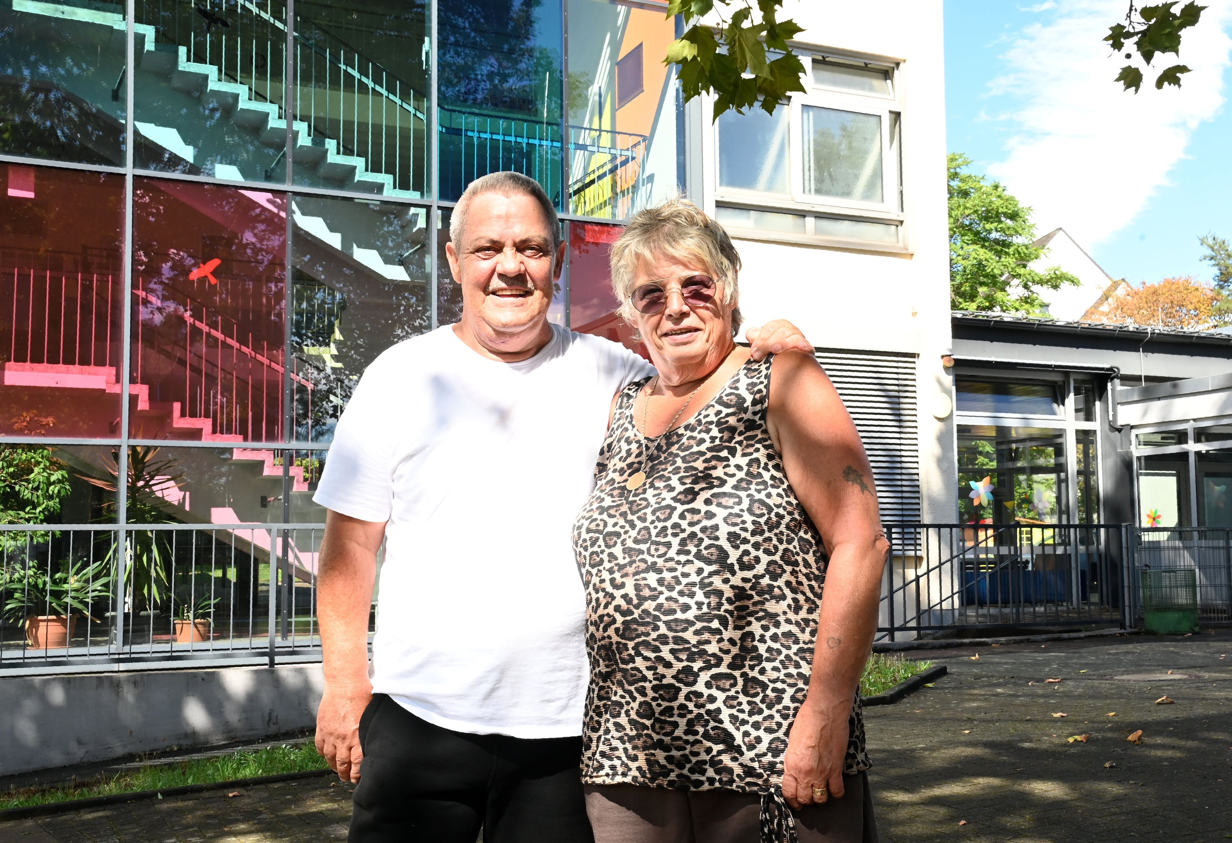28.08.2026 Köln. Hausmeister an der Gemeinschaftsgrundschule Lohmarer Straße. Michael (l.) und Angelika Caspers. Foto: Alexander Schwaiger