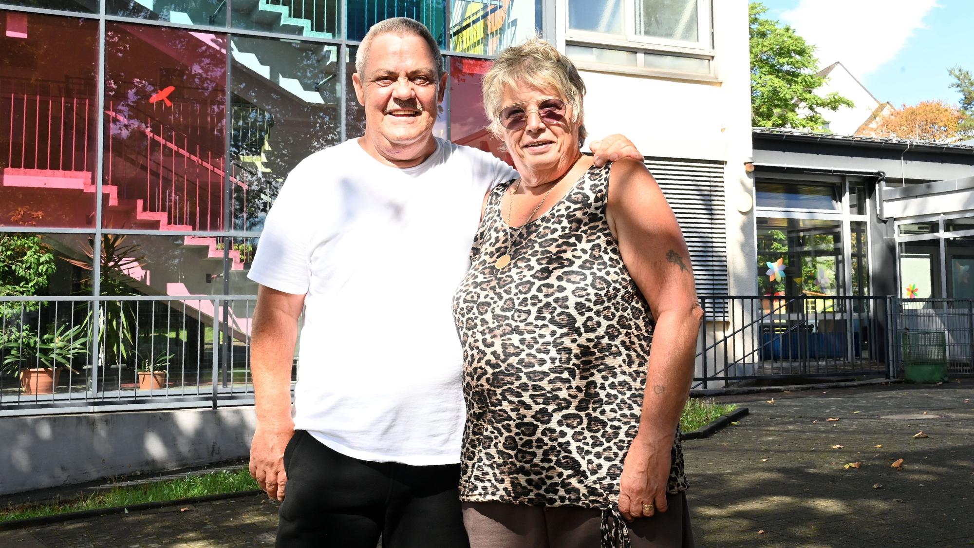 28.08.2026 Köln. Hausmeister an der Gemeinschaftsgrundschule Lohmarer Straße. Michael (l.) und Angelika Caspers. Foto: Alexander Schwaiger