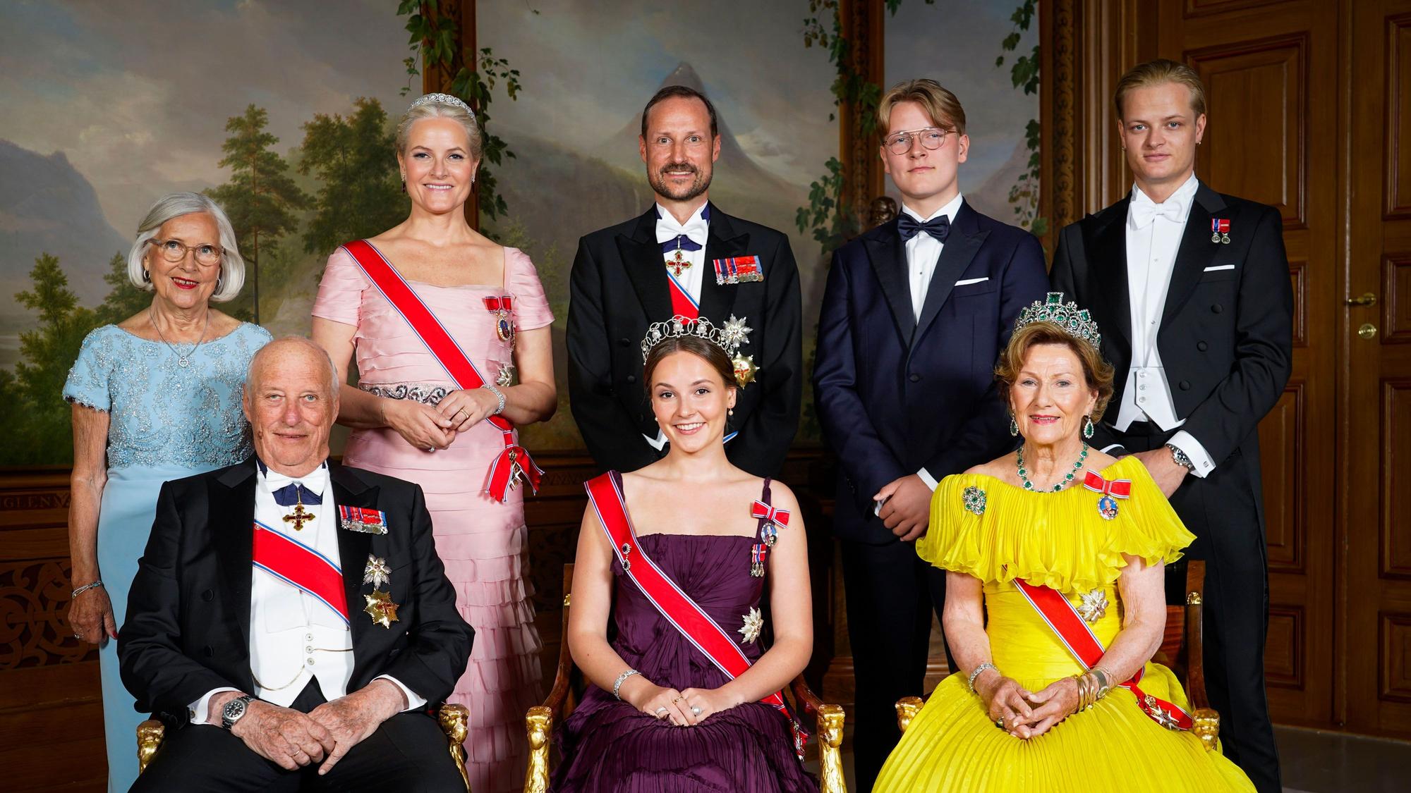 Marit Tjessem (hinten l-r), Mutter der heutigen Königin von Norwegen, die damalige Kronprinzessin Mette-Marit von Norwegen, der damalige Kronprinz Haakon von Norwegen, Sverre Magnus, Prinz von Norwegen, Marius Borg Høiby, Sohn der Kronprinzessin, König Harald V. (vorne l-r), die heutige Kronprinzessin Ingrid Alexandra und Königin Sonja posieren gemeinsam für ein Gruppenfoto anlässlich des Geburtstages von Prinzessin Ingrid Alexandra.