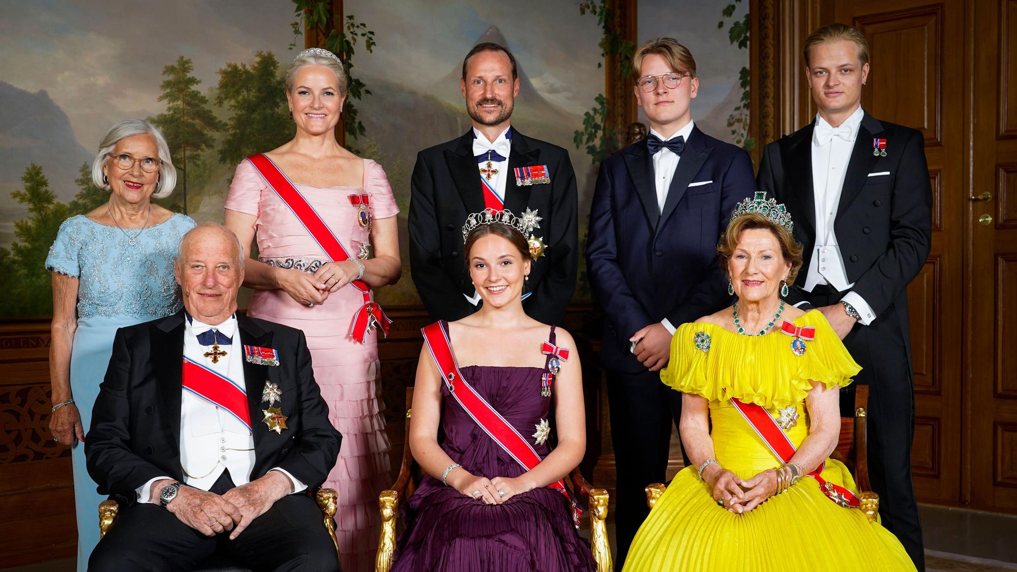 Marit Tjessem (hinten l-r), Mutter der heutigen Königin von Norwegen, die damalige Kronprinzessin Mette-Marit von Norwegen, der damalige Kronprinz Haakon von Norwegen, Sverre Magnus, Prinz von Norwegen, Marius Borg Høiby, Sohn der Kronprinzessin, König Harald V. (vorne l-r), die heutige Kronprinzessin Ingrid Alexandra und Königin Sonja posieren gemeinsam für ein Gruppenfoto anlässlich des Geburtstages von Prinzessin Ingrid Alexandra.