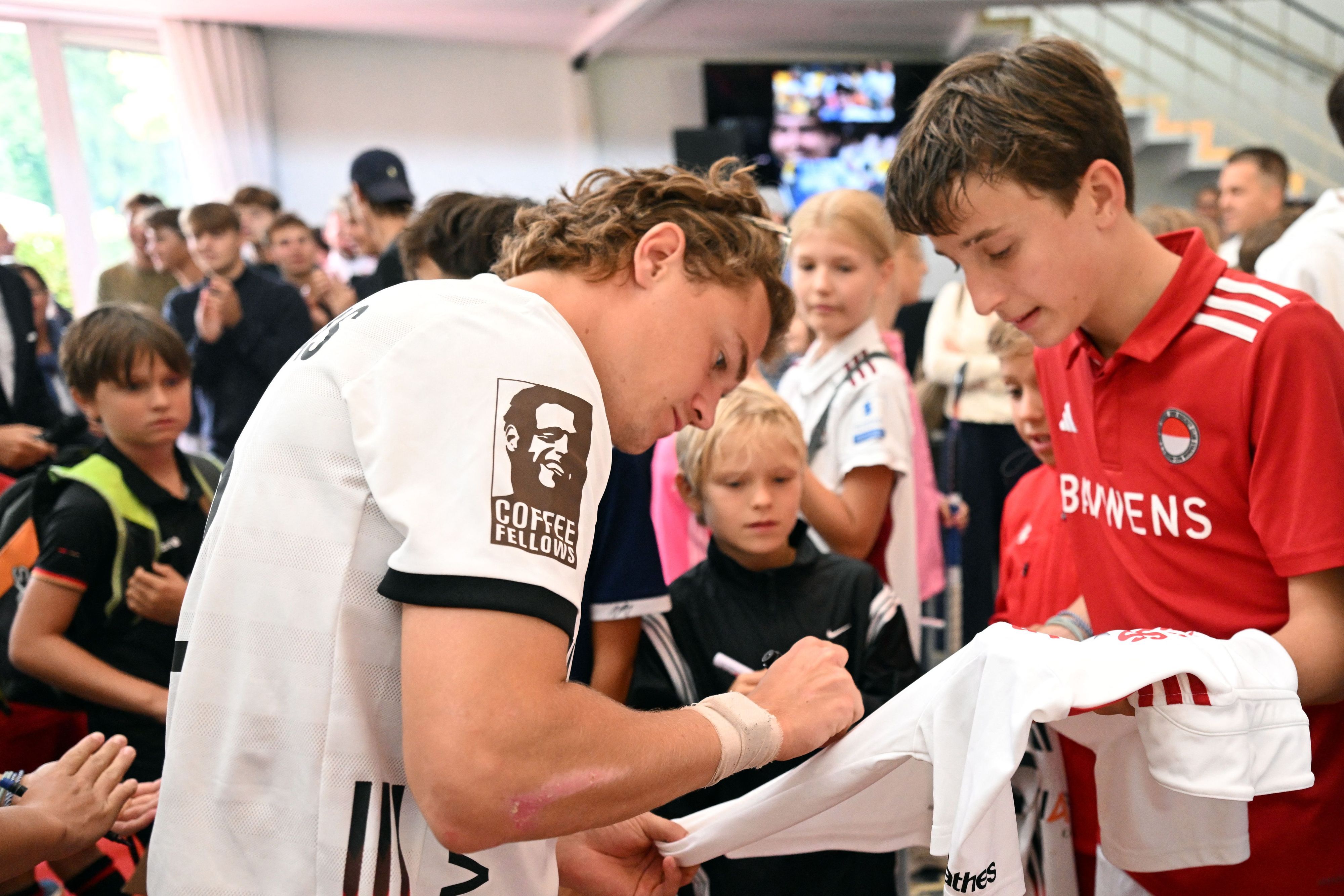 Michel Struthoff, Torschütze im WM-Finale, gibt Autogramme.