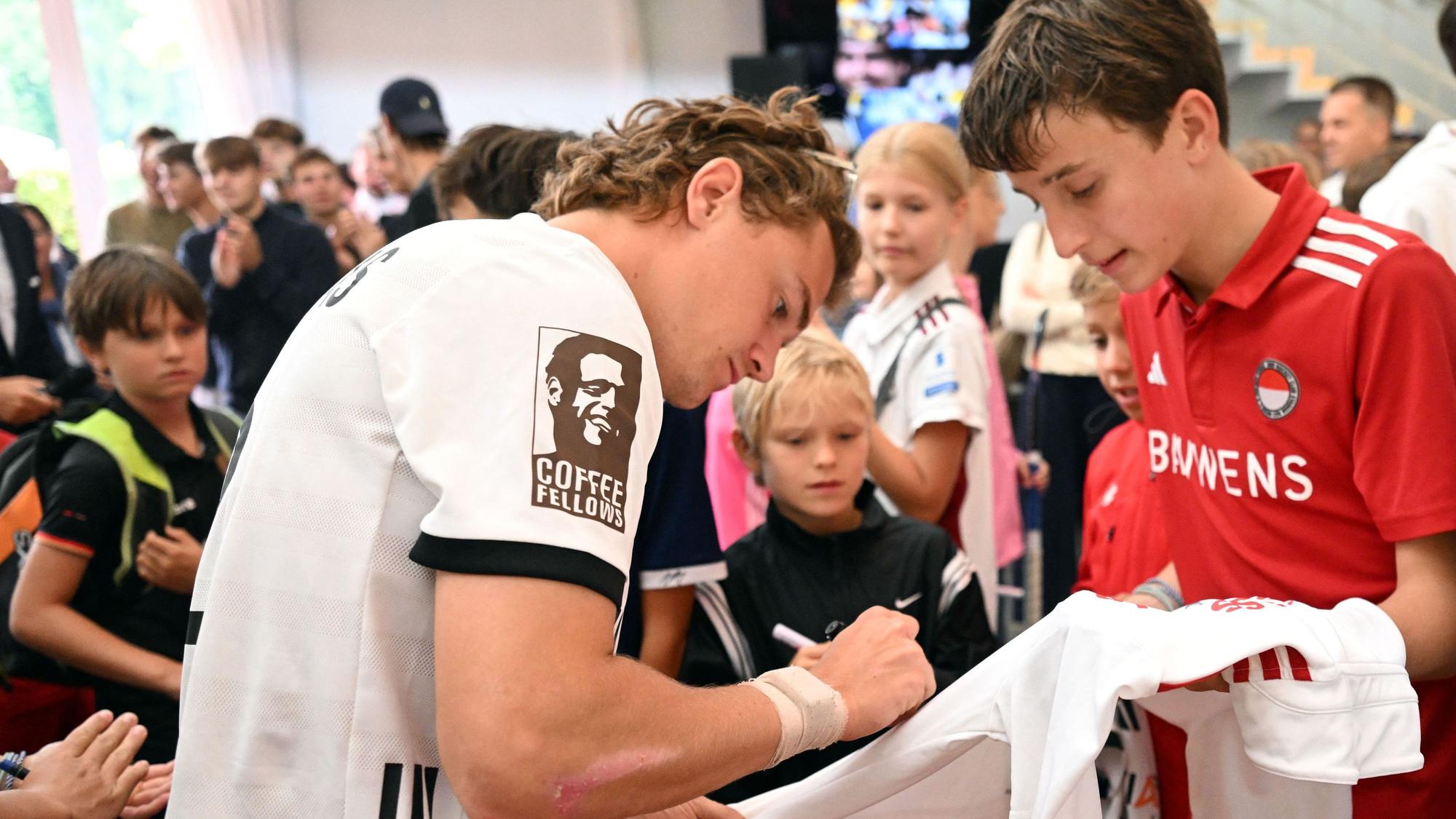Michel Struthoff, Torschütze im WM-Finale, gibt Autogramme.