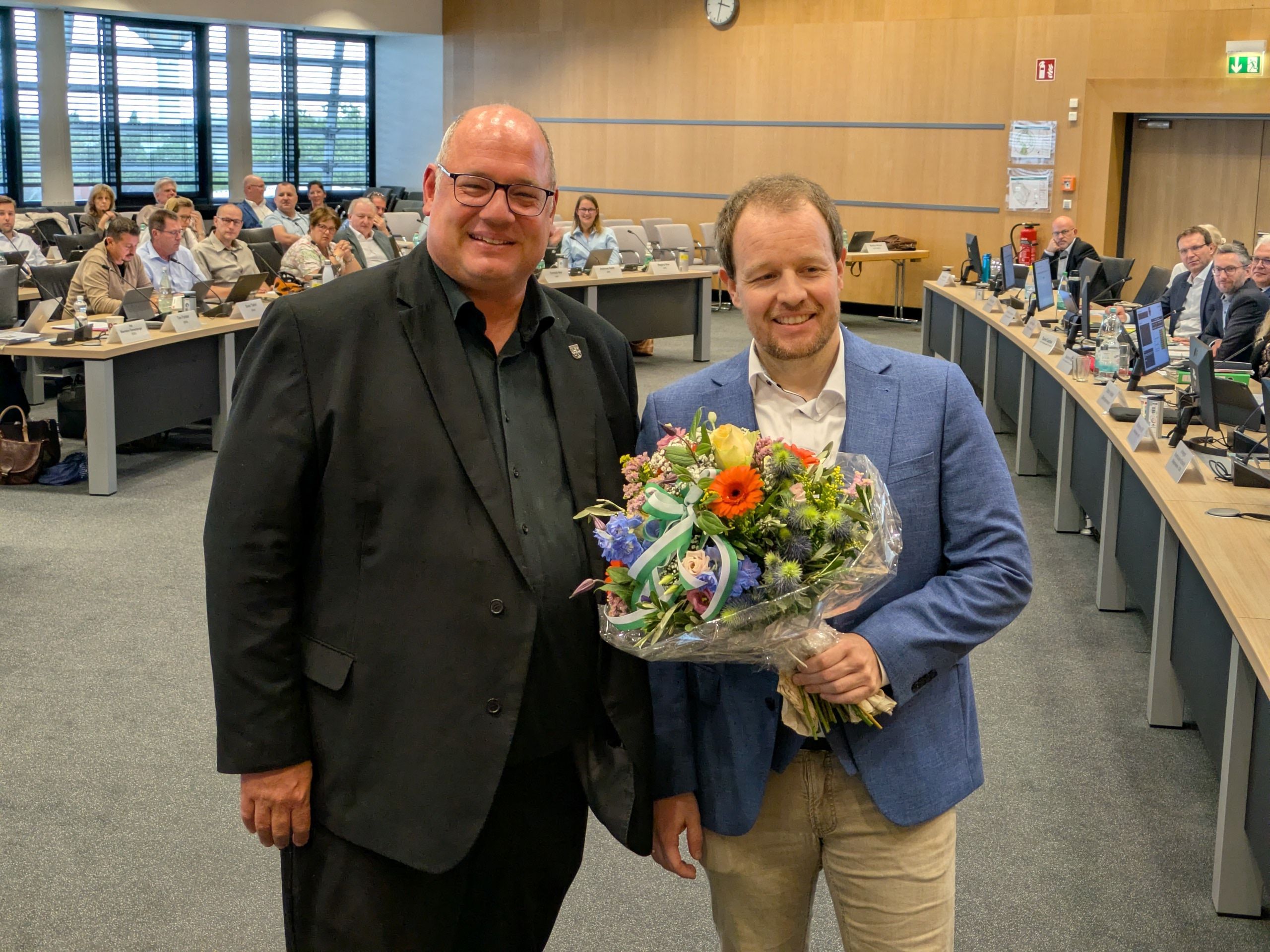 Oberbürgermeister Stefan Hebbel gratulierte Sascha Inderwisch nach dessen Wahl.