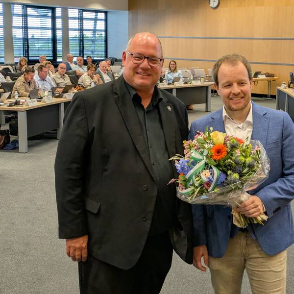 Oberbürgermeister Stefan Hebbel gratulierte Sascha Inderwisch nach dessen Wahl.