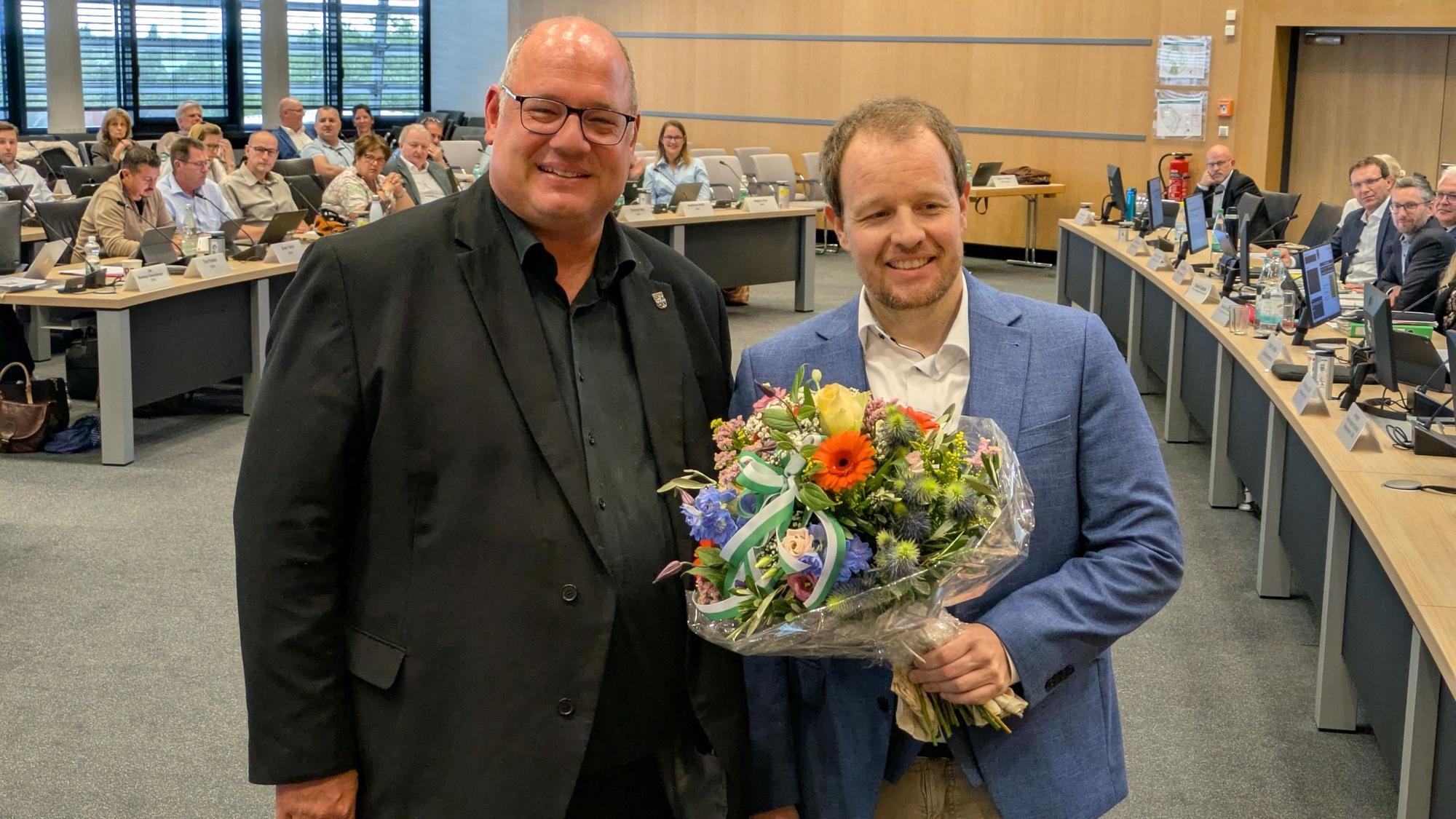 Oberbürgermeister Stefan Hebbel gratulierte Sascha Inderwisch nach dessen Wahl.