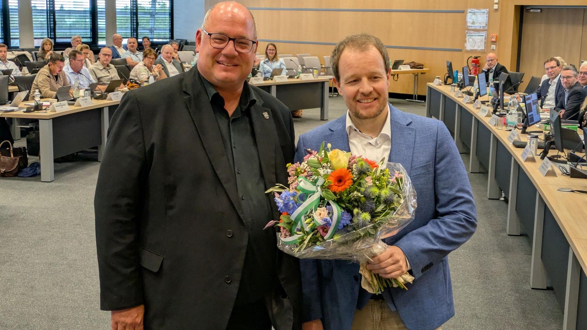 Leverkusens neuer Kämmerer Sascha Inderwisch (r. mit OB Stefan Hebbel nach seiner Wahl) dürfte sich über die Nachricht freuen.
