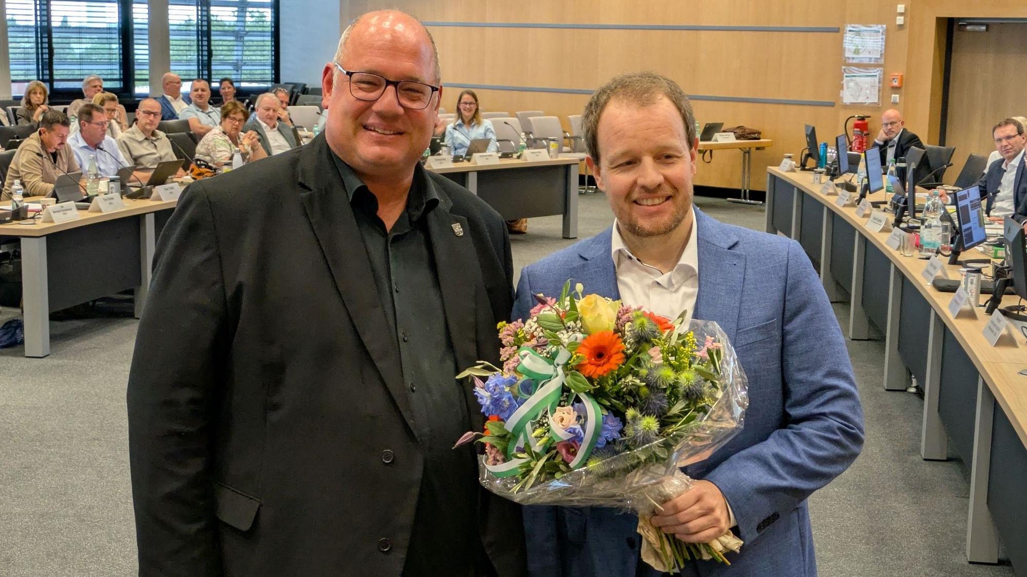 Oberbürgermeister Stefan Hebbel gratulierte Sascha Inderwisch nach dessen Wahl.