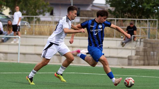 Fußballspieler vom SV Bessenich und dem VfL Sindorf versuchen sich im Laufduell um den Ball durchzusetzen.