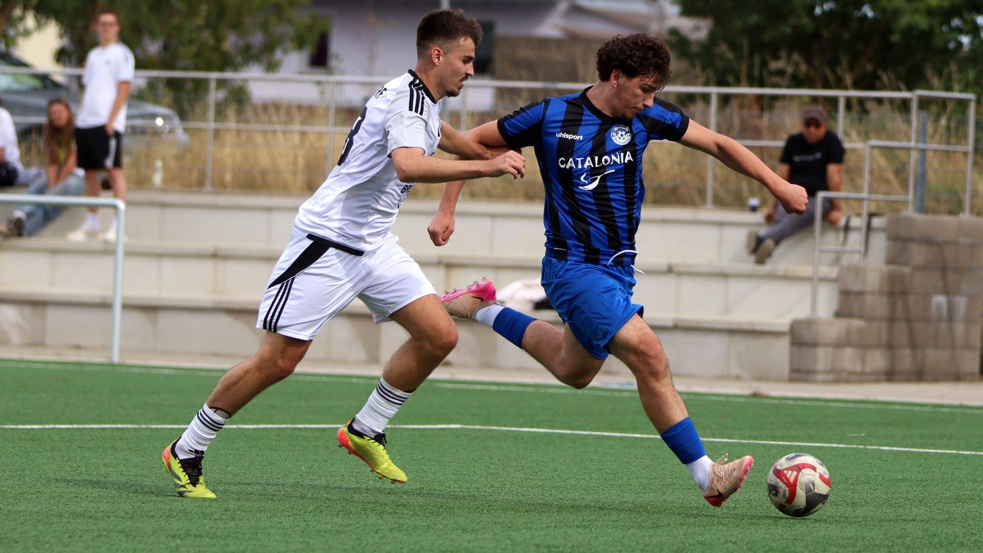 Fußballspieler vom SV Bessenich und dem VfL Sindorf versuchen sich im Laufduell um den Ball durchzusetzen.