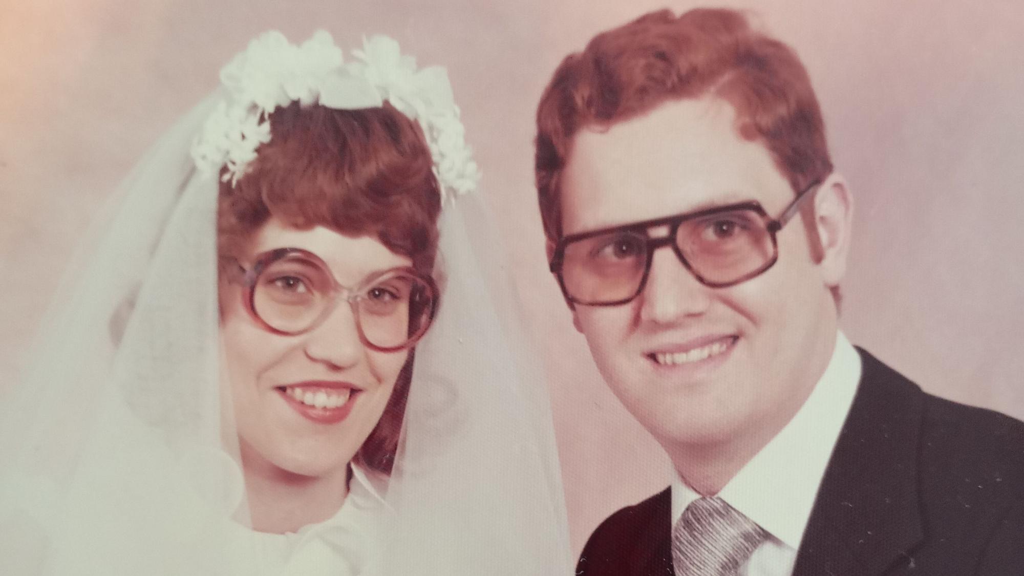 Das Bild zeigt ein Brautpaar am Tag seiner Hochzeit.