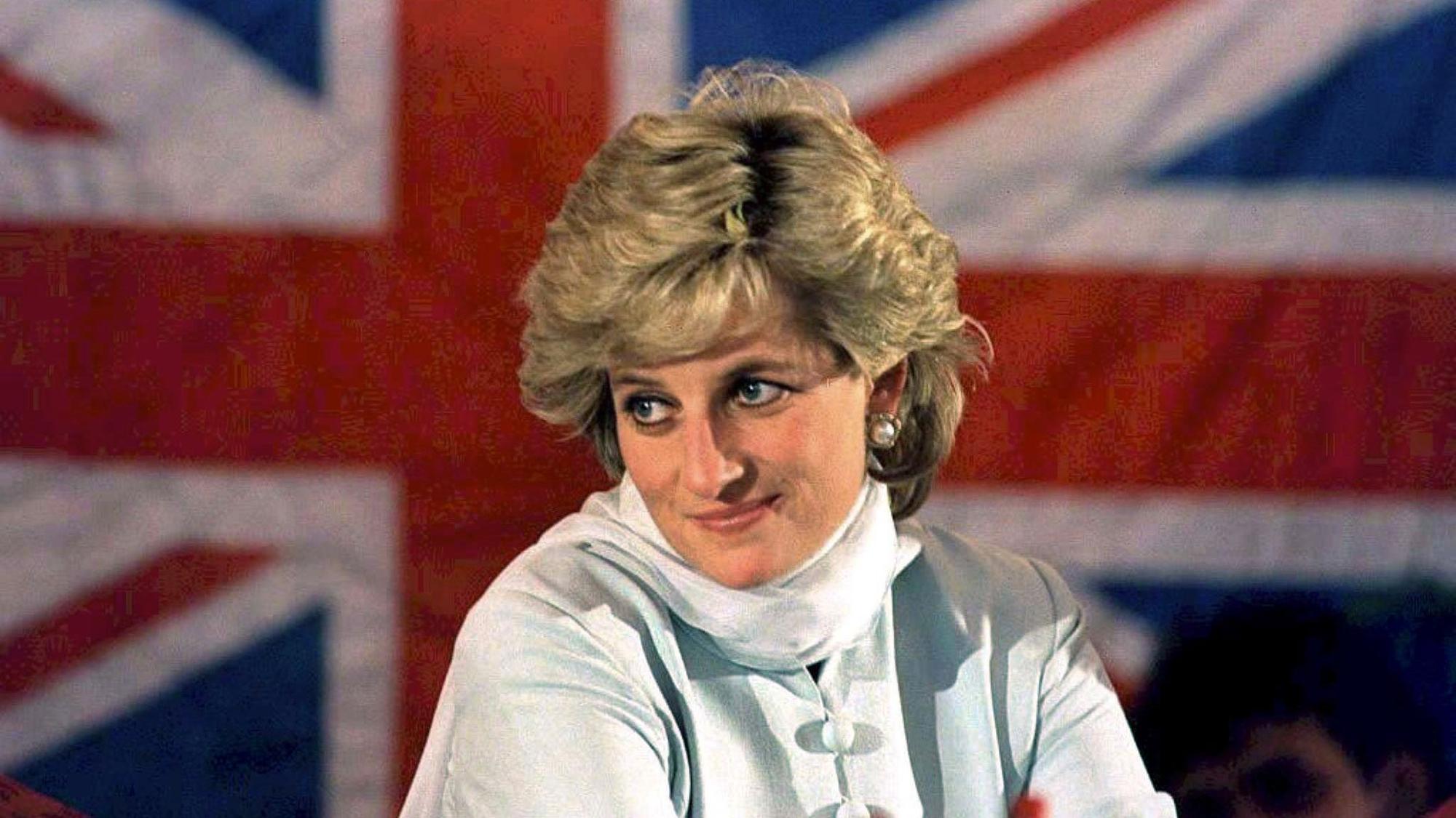 Prinzessin Diana lächelt.