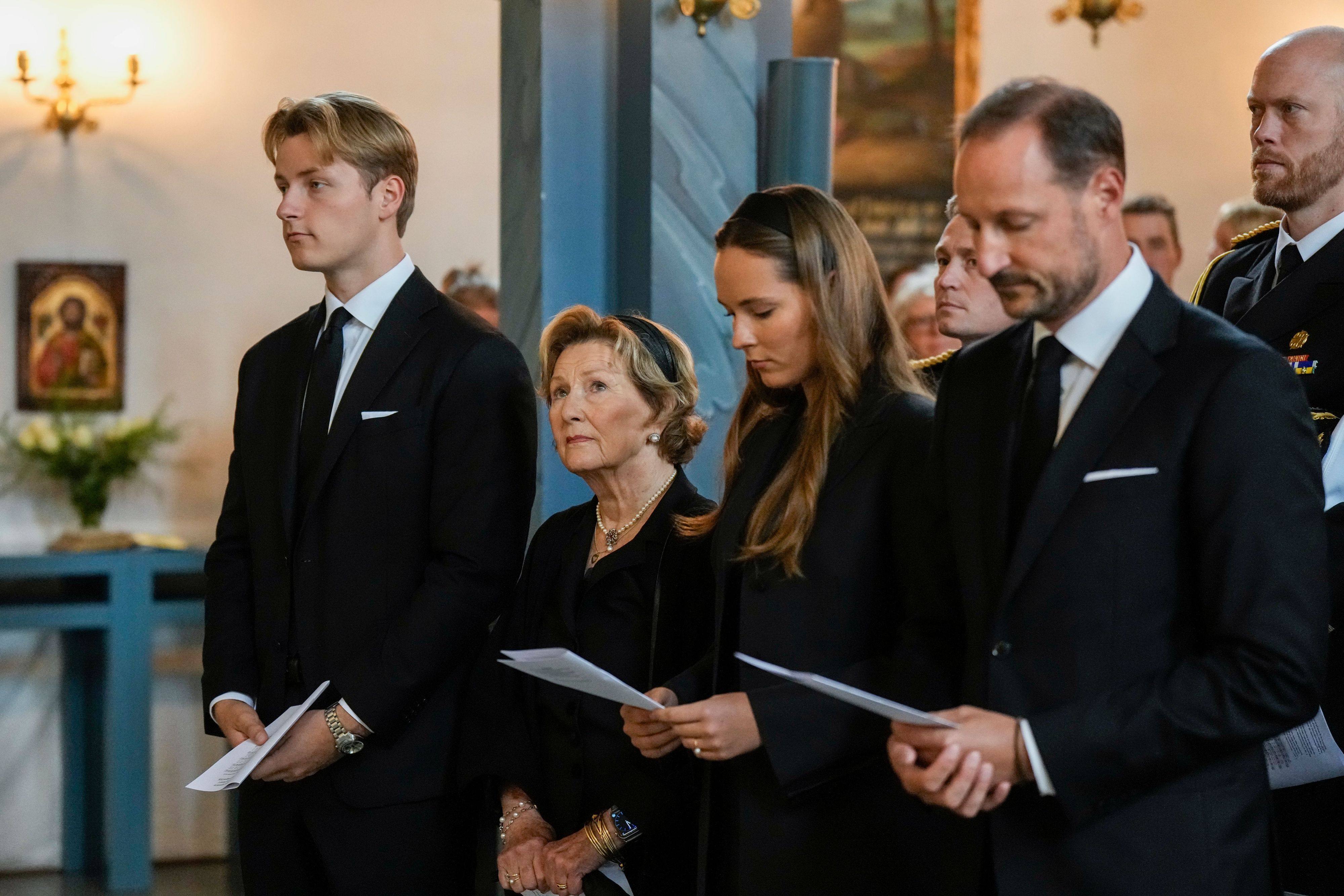 König Haakon (r-l), Prinzessin Ingrid Alexandra, Königin Sonja und Prinz Sverre Magnus während der Trauerfeier für König Harald in der Kirche von Asker.