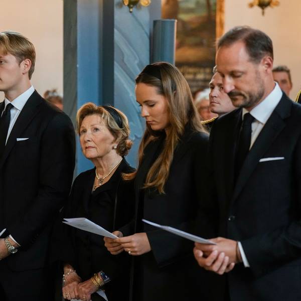 König Haakon (r-l), Prinzessin Ingrid Alexandra, Königin Sonja und Prinz Sverre Magnus während der Trauerfeier für König Harald in der Kirche von Asker.