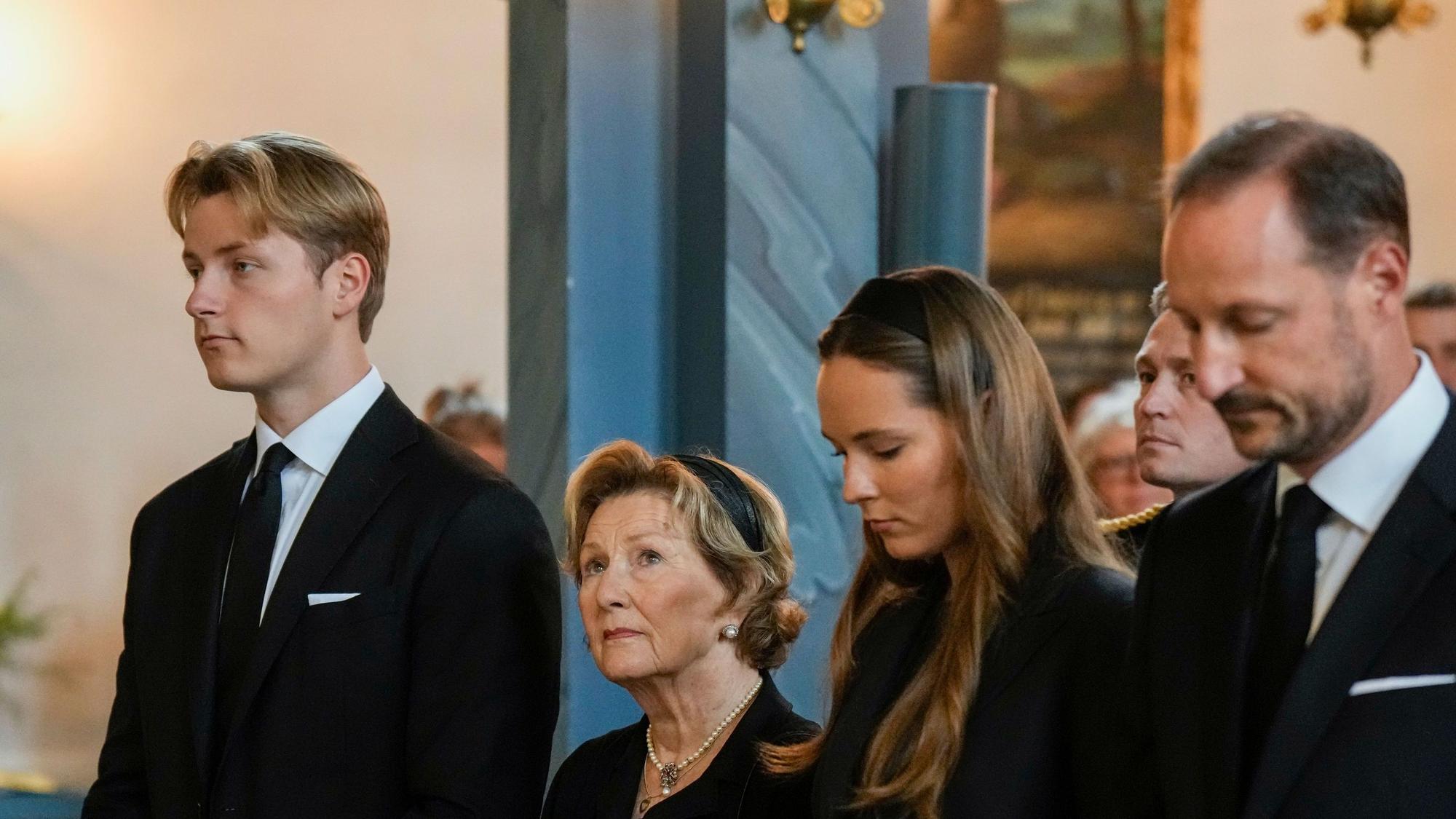 König Haakon (r-l), Prinzessin Ingrid Alexandra, Königin Sonja und Prinz Sverre Magnus während der Trauerfeier für König Harald in der Kirche von Asker.