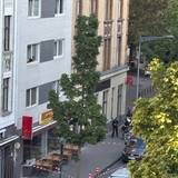 Um ein Restaurant hat die Polizei Flatterband gespannt.