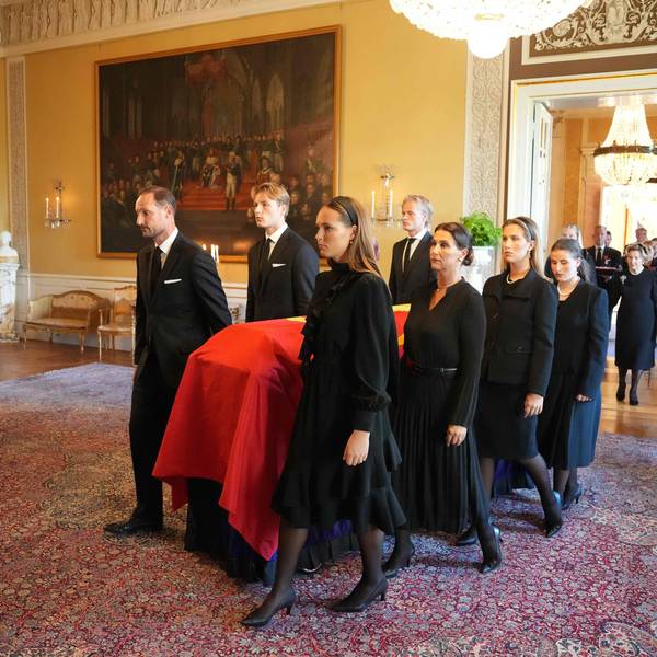 Der Sarg von König Harald V. von Norwegen wird am 31. August 2026 von Mitgliedern der königlichen Familie aus dem Roten Salon in die Schlosskapelle in Oslo überführt: Die Kinder, König Haakon VIII. von Norwegen (l.), Prinzessin Märtha Louise von Norwegen, die Enkelkinder Kronprinzessin Ingrid Alexandra (vorne r.), Prinz Sverre Magnus von Norwegen, der Sohn von Königin Mette-Marit von Norwegen, Marius Borg Høiby, Maud Angelica Behn, Leah Isadora Behn und Emma Tallulah Behn im Spiegelsaal, gefolgt von Königin Mette-Marit von Norwegen und Königin Sonja von Norwegen.
