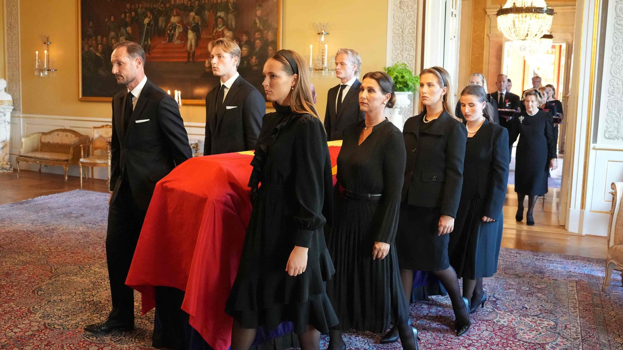 Der Sarg von König Harald V. von Norwegen wird am 31. August 2026 von Mitgliedern der königlichen Familie aus dem Roten Salon in die Schlosskapelle in Oslo überführt: Die Kinder, König Haakon VIII. von Norwegen (l.), Prinzessin Märtha Louise von Norwegen, die Enkelkinder Kronprinzessin Ingrid Alexandra (vorne r.), Prinz Sverre Magnus von Norwegen, der Sohn von Königin Mette-Marit von Norwegen, Marius Borg Høiby, Maud Angelica Behn, Leah Isadora Behn und Emma Tallulah Behn im Spiegelsaal, gefolgt von Königin Mette-Marit von Norwegen und Königin Sonja von Norwegen.
