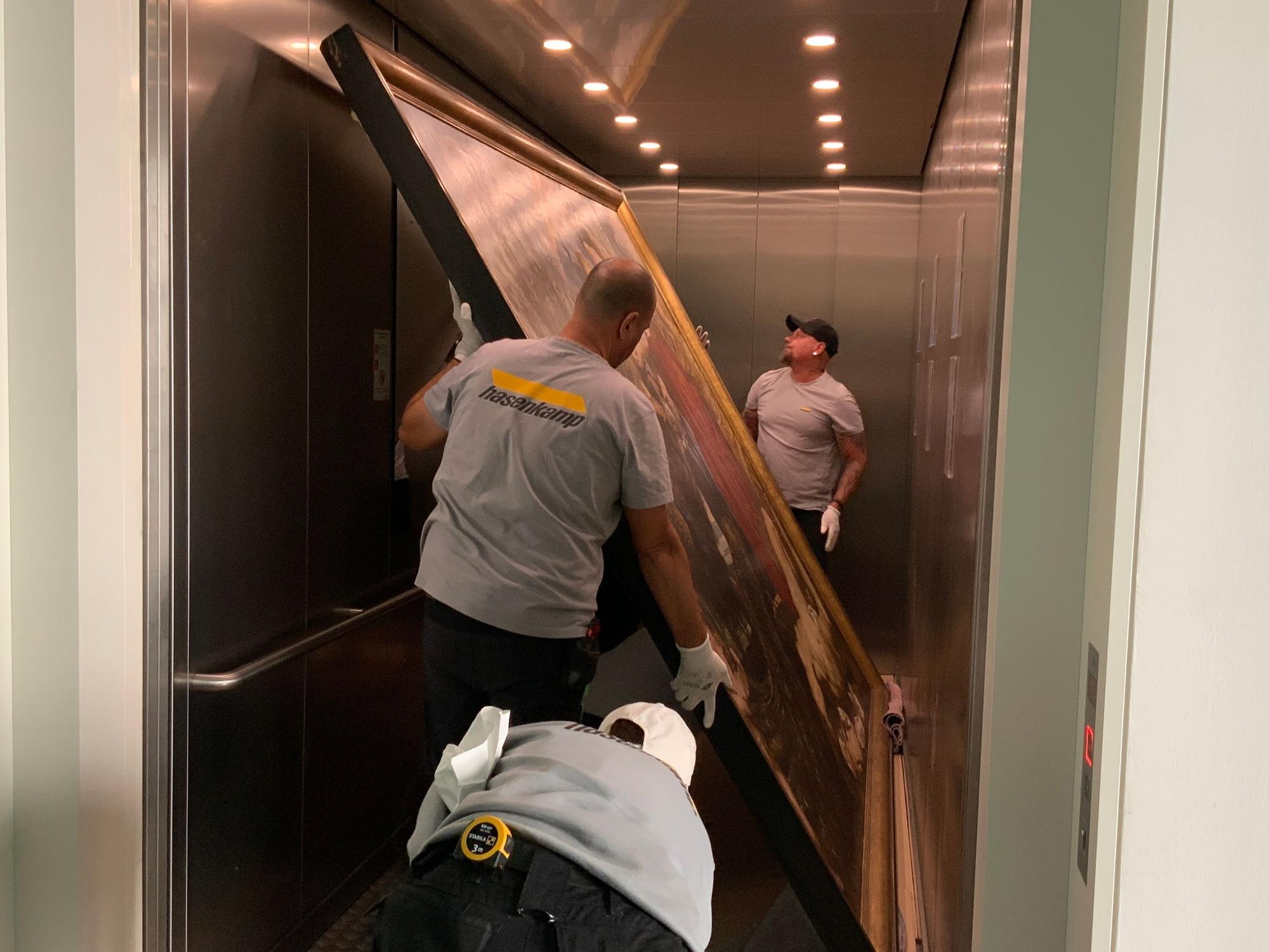 Weil die Transportkiste nicht aufrecht in den Aufzug gepasst hätte, wurde das Rubens-Bild unverpackt ins Erdgeschoss gebracht.