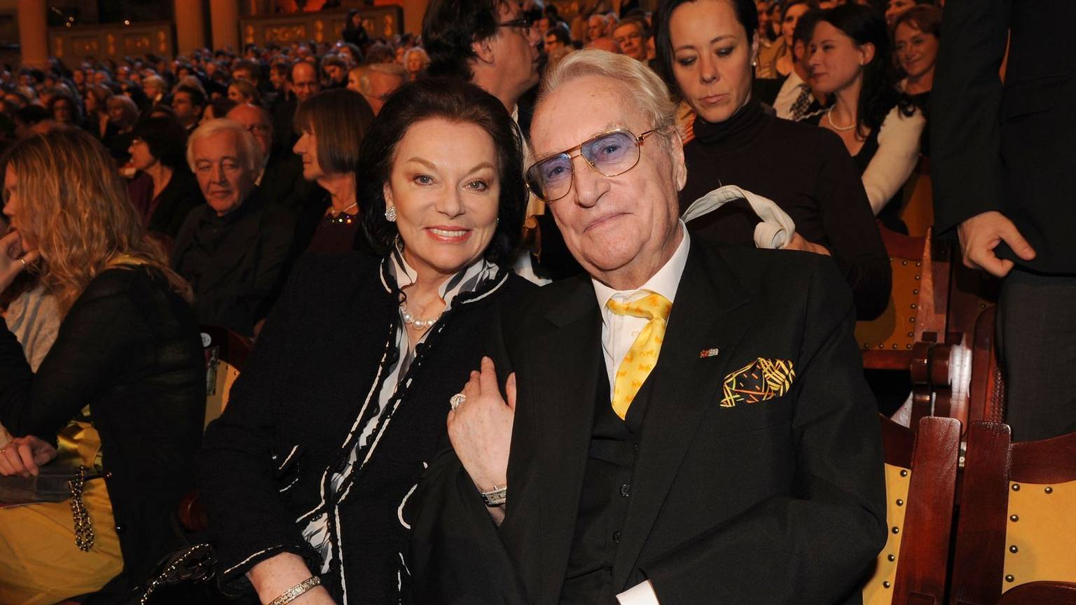 Der TV-Produzent Helmut Ringelmann prägte das Krimifernsehen hierzulande wie kein Zweiter. Links seine Ehefrau, die Schauspielerin Evelyn Opela. (Bild: Getty Images/Hannes Magerstaedt)