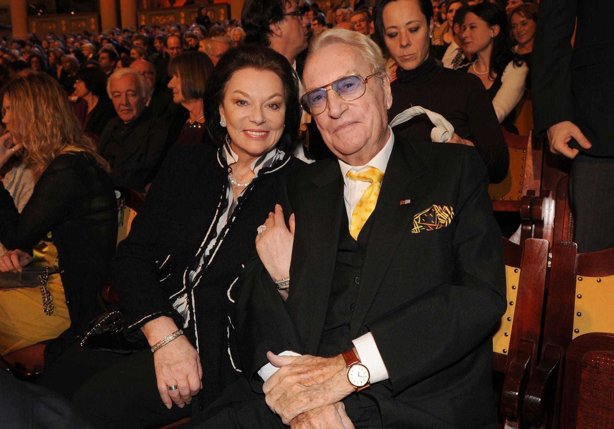 Der TV-Produzent Helmut Ringelmann prägte das Krimifernsehen hierzulande wie kein Zweiter. Links seine Ehefrau, die Schauspielerin Evelyn Opela. (Bild: Getty Images/Hannes Magerstaedt)