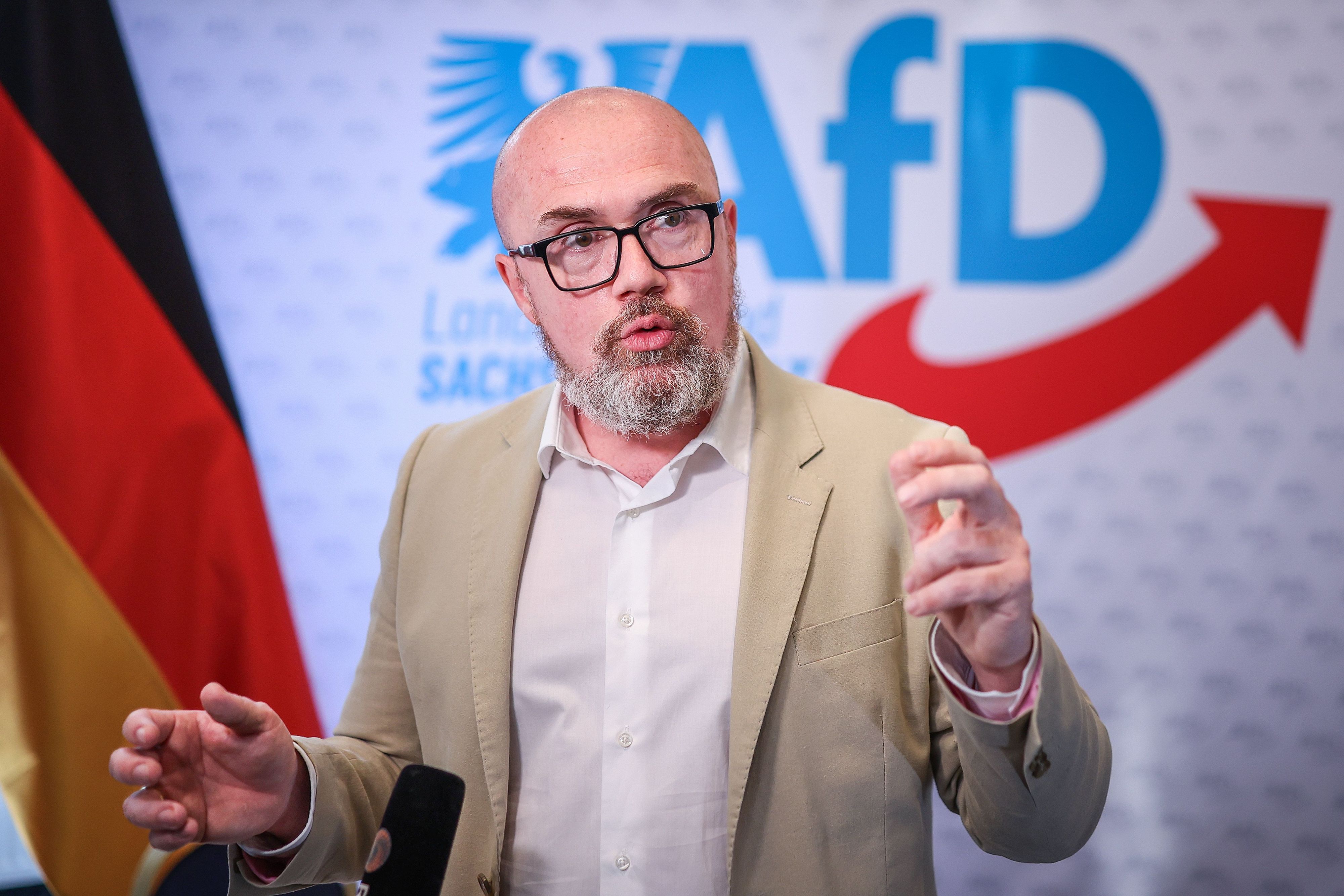 Hans-Thomas Tillschneider, stellvertretender Landesvorsitzender und Landesprogrammkoordinator der AfD Sachsen-Anhalt, gestikuliert während einer Pressekonferenz zur Vorstellung der Wahlkampagne zur Landtagswahl.